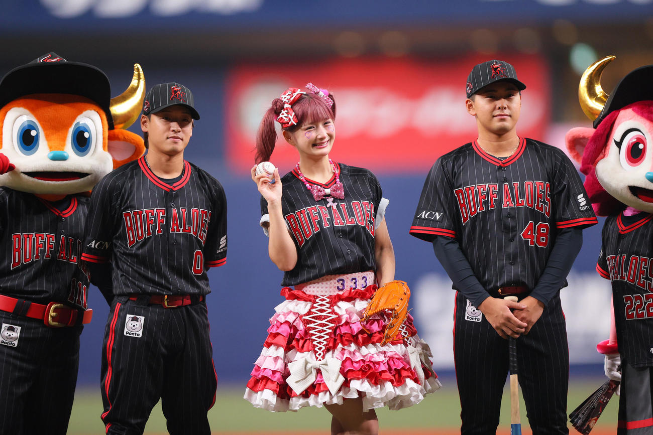 特別始球式でポーズを決めるしなこ。左は渡部、右は東松（撮影・上山淳一）
