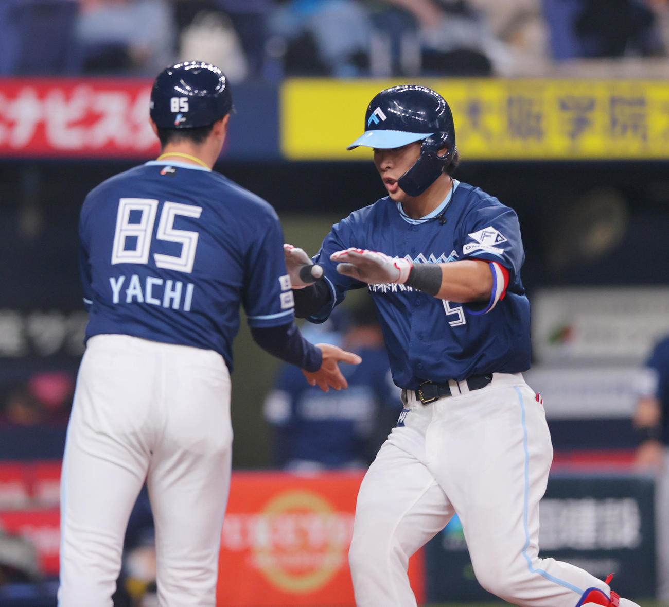 オリックス対日本ハム　4回表日本ハム無死、野村（右）は左越え本塁打を放ち生還する（撮影・上山淳一）