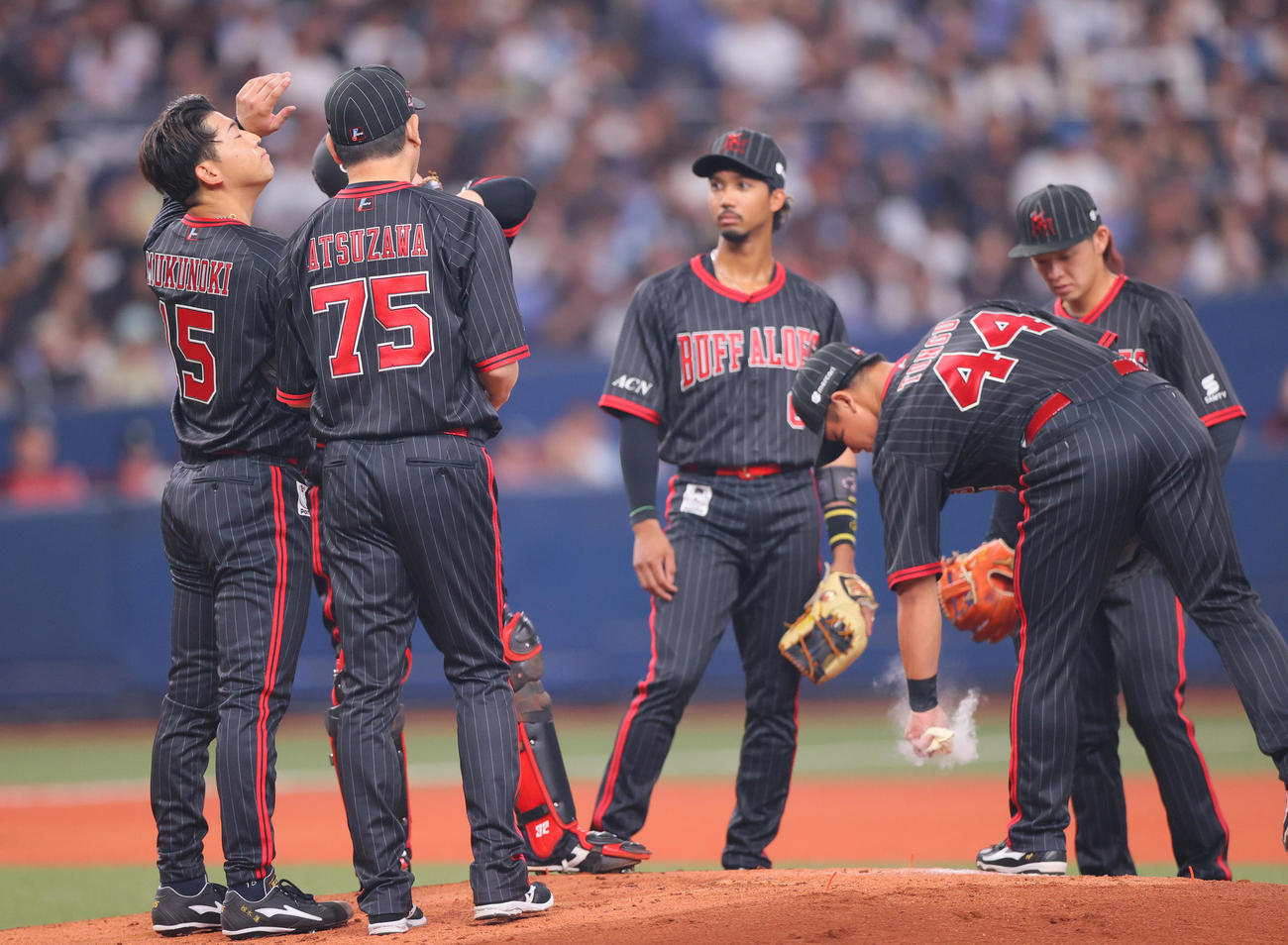 オリックス対日本ハム　3回表日本ハム1死一、三塁、椋木蓮（左）は五十幡亮汰に中前適時打を浴びる（撮影・上山淳一）