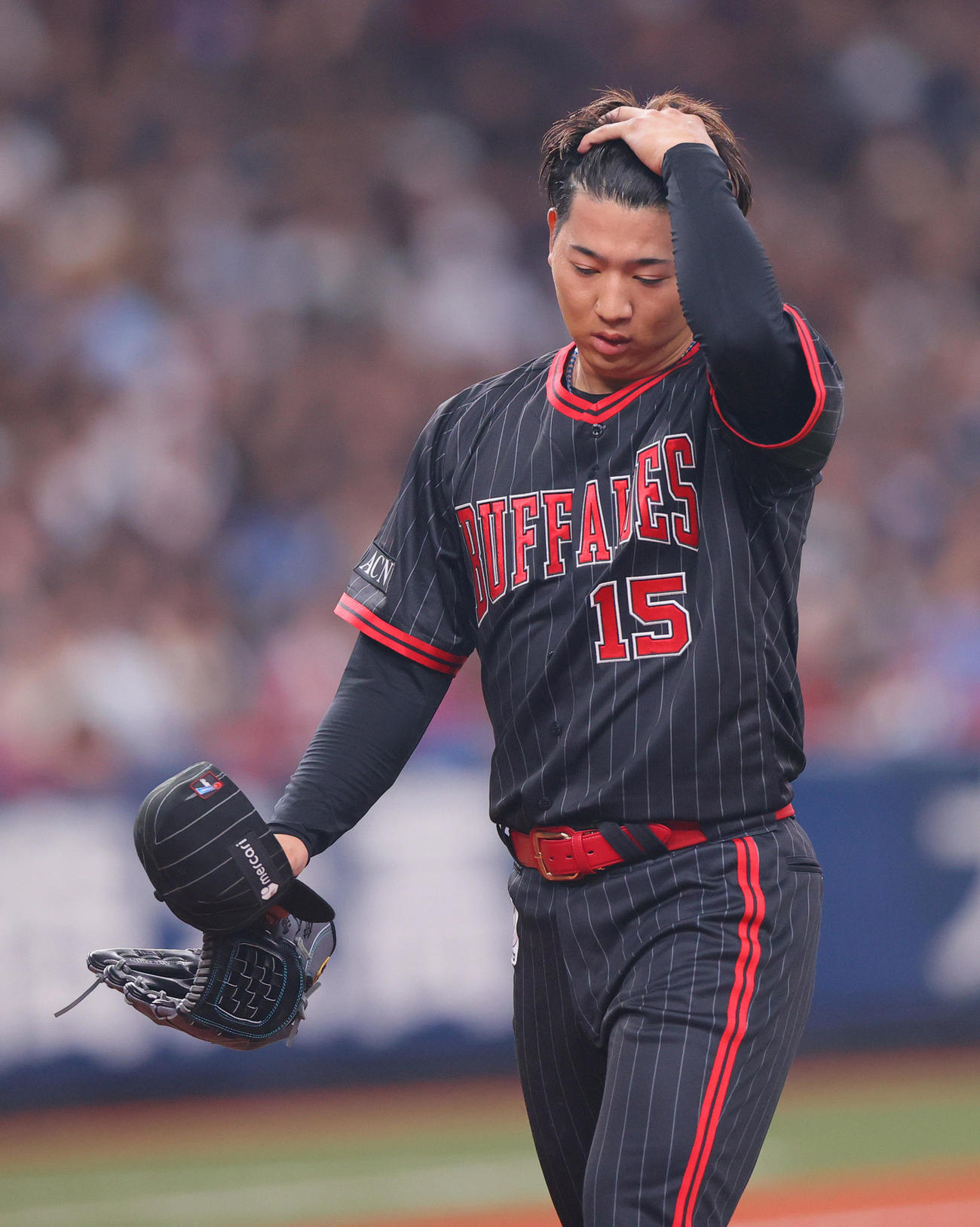 オリックス対日本ハム　オリックス先発椋木は3回に3失点しベンチに引きあげる（撮影・上山淳一）