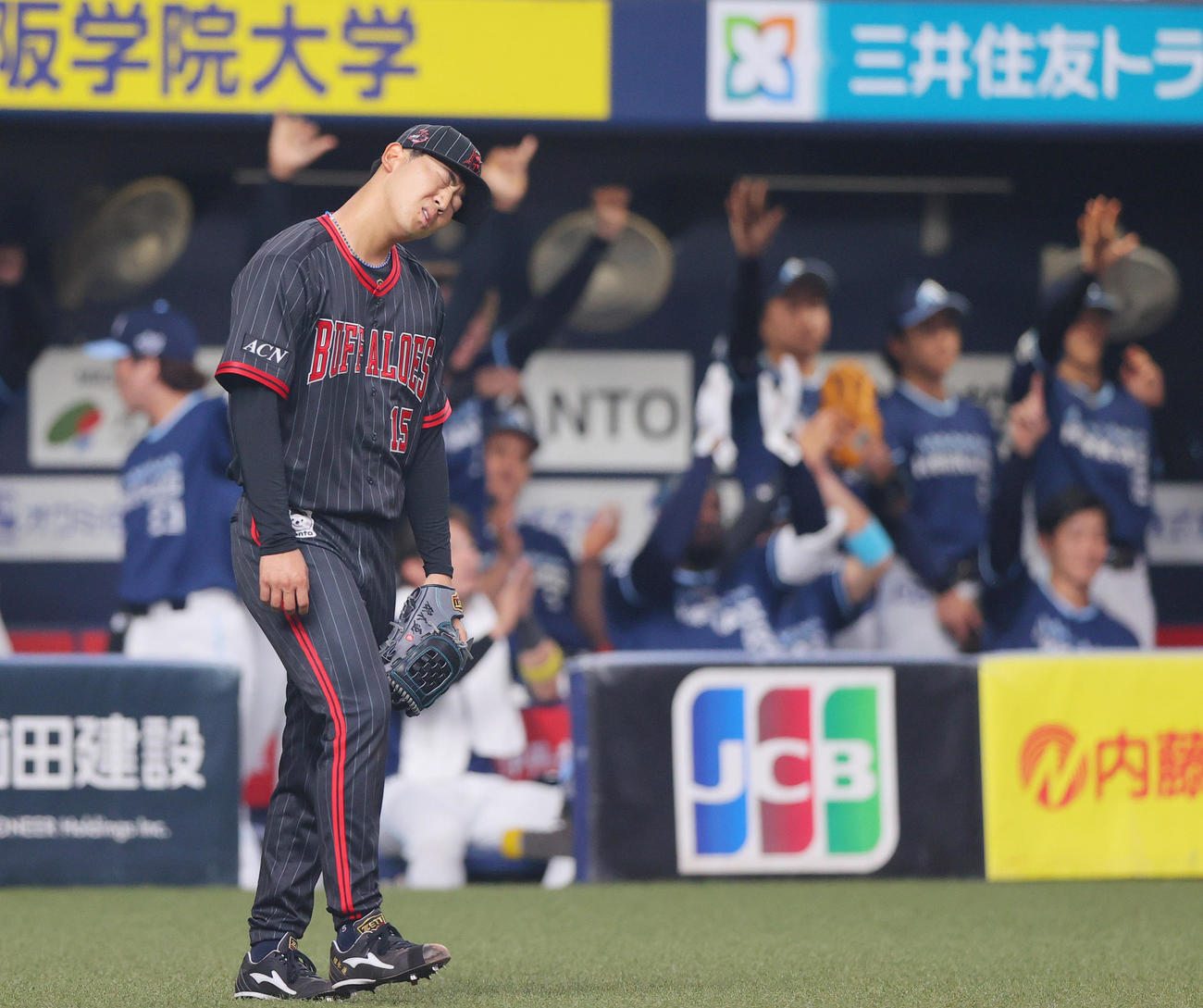 オリックス対日本ハム　4回表日本ハム1死二塁、椋木は五十幡に右前打を浴び落胆する（撮影・上山淳一）