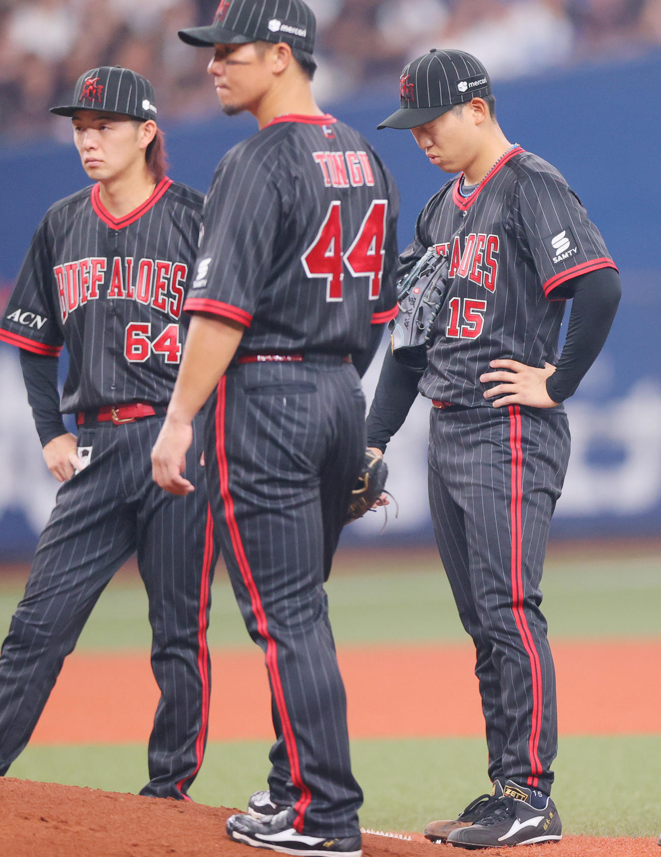オリックス対日本ハム　4回表日本ハム1死二塁、椋木（右）は五十幡に右前打を浴び降板となり落胆する（撮影・上山淳一）