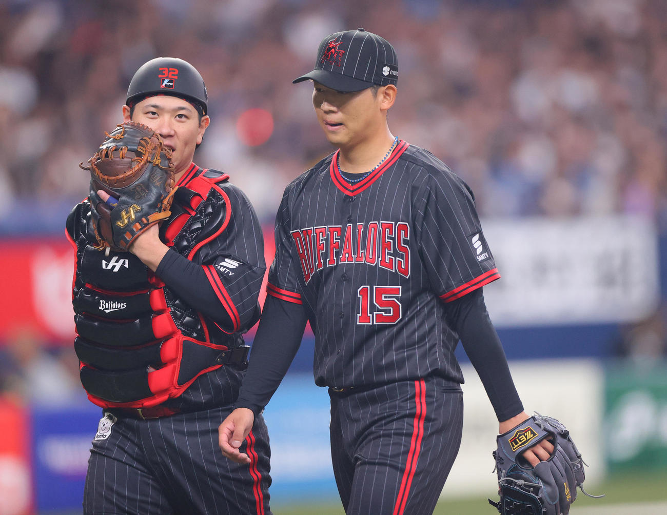 オリックス先発椋木（右）は初回を3者凡退に抑え捕手福永の話を聞きながらベンチに引きあげる（撮影・上山淳一）