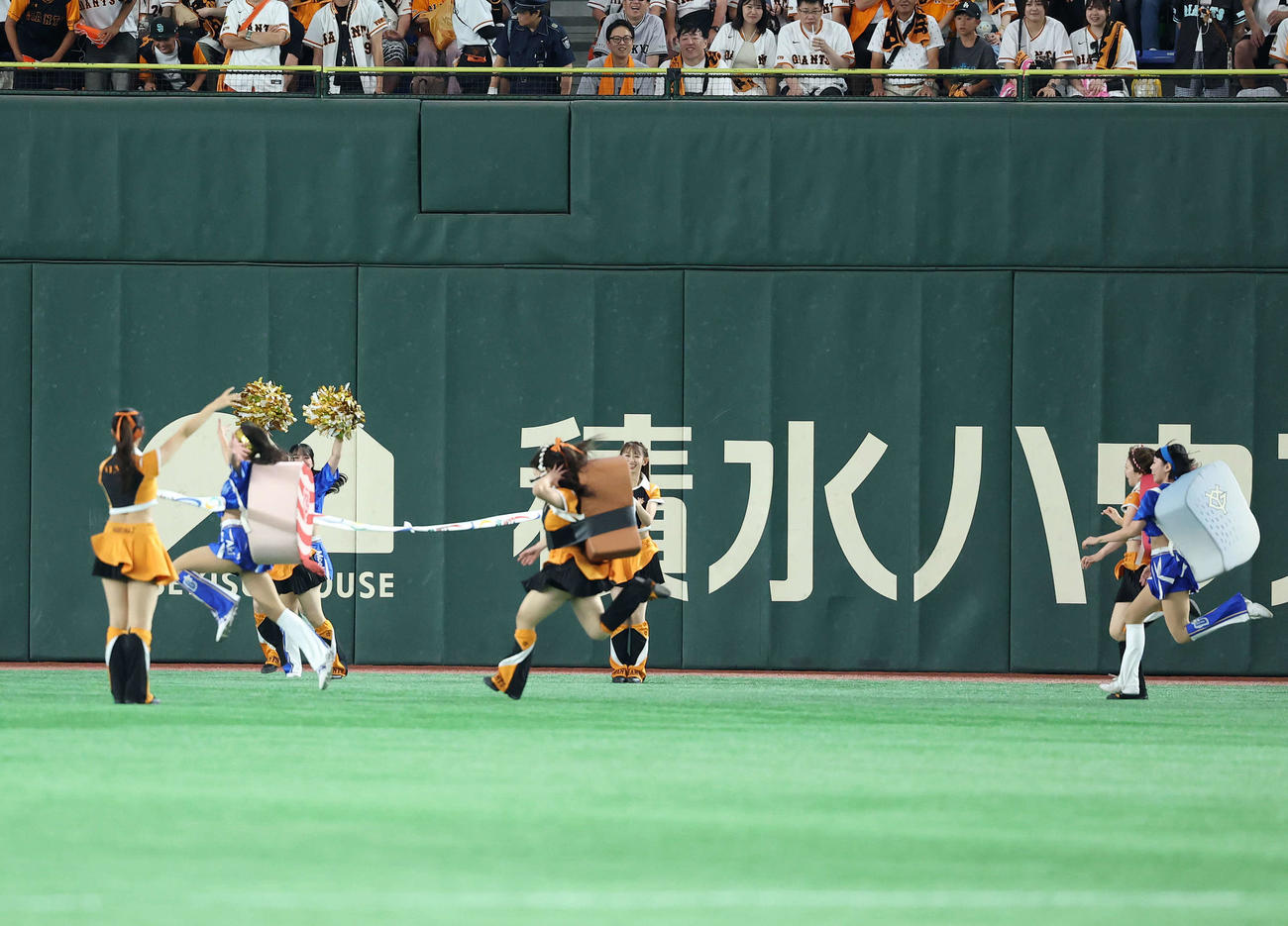 巨人対DeNA 3回裏後、すしレースが行われた（撮影・鈴木正人）