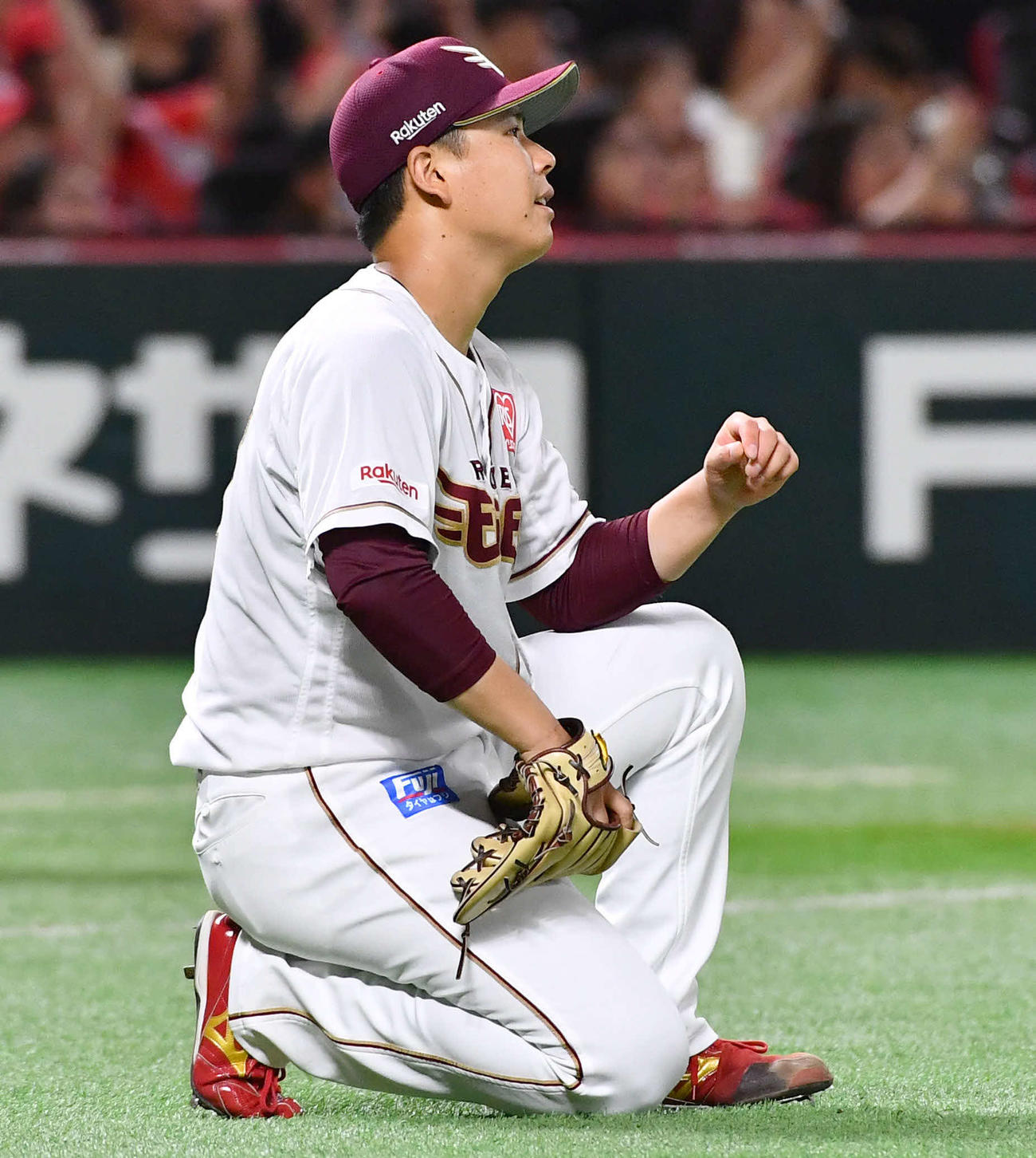 ソフトバンク対楽天　5回裏ソフトバンク1死一塁、近藤に右越え2点本塁打を打たれ、悔しそうに膝をつく藤井（撮影・岩下翔太）