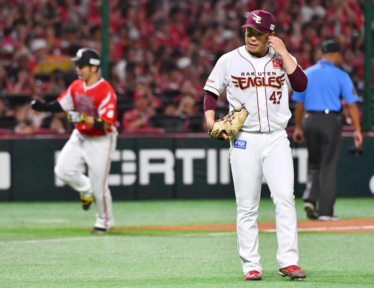 ソフトバンク対楽天　5回裏ソフトバンク1死一塁、近藤（左）に右越え2点本塁打を打たれ、悔しそうな表情を見せる藤井（撮影・岩下翔太）