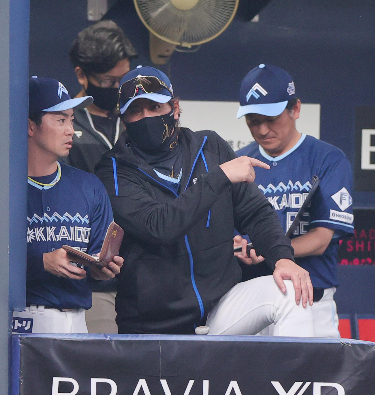 オリックス対日本ハム　5回裏、ベンチで話す新庄剛志監督（中央）（撮影・上山淳一）