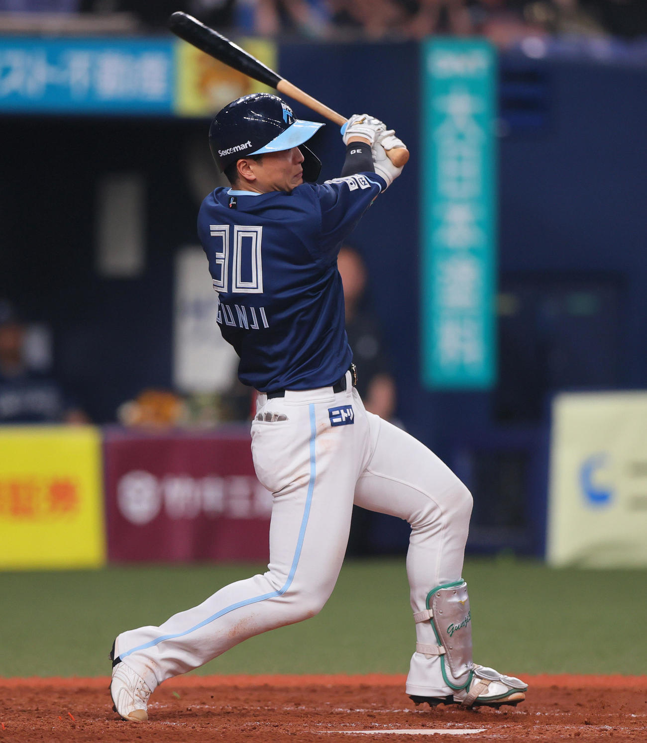 オリックス対日本ハム　4回表日本ハム1死一、三塁、郡司は中飛を放ち犠飛とする（撮影・上山淳一）
