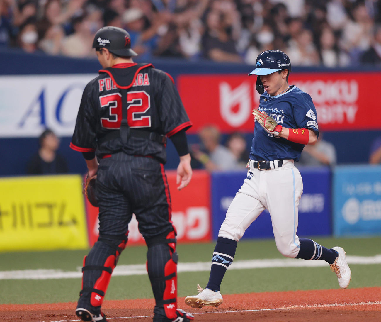 オリックス対日本ハム　3回表日本ハム2死満塁、二走五十幡（右）はフランミル・レイエスの左前適時打で生還する（撮影・上山淳一）