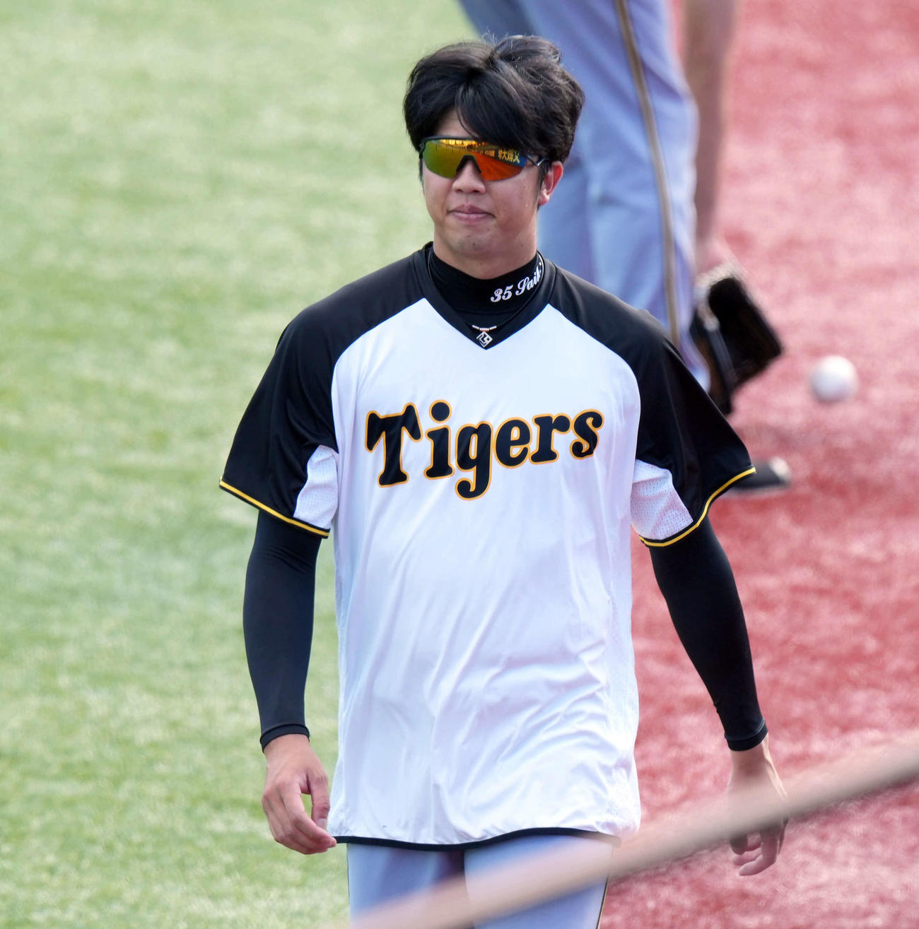 ヤクルト対阪神　クールダウンする阪神才木（撮影・たえ見朱実）