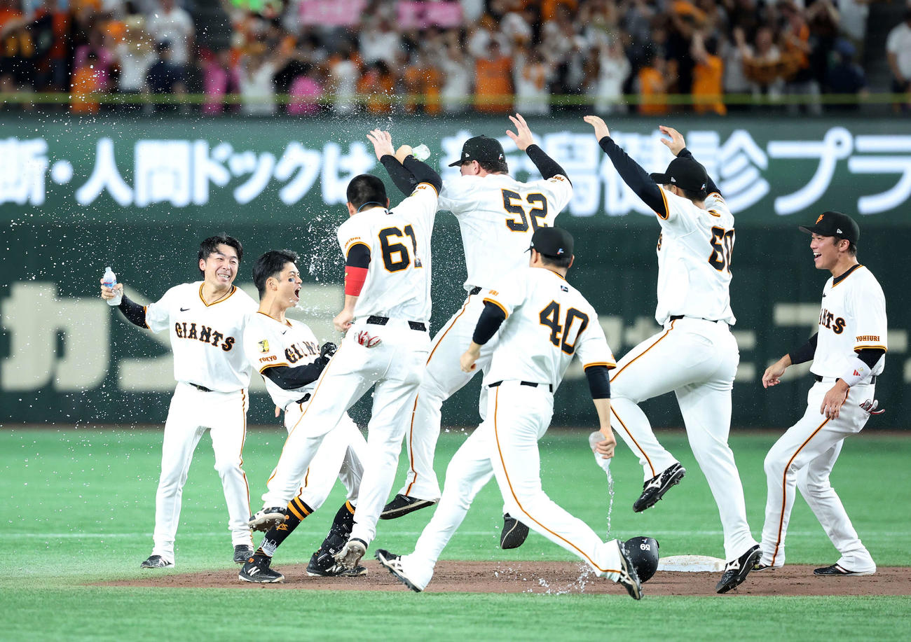 巨人対DeNA 9回裏巨人2死二塁、若林（左から2人目）はサヨナラ中越え適時二塁打を放ち祝福を受ける（撮影・鈴木正人）