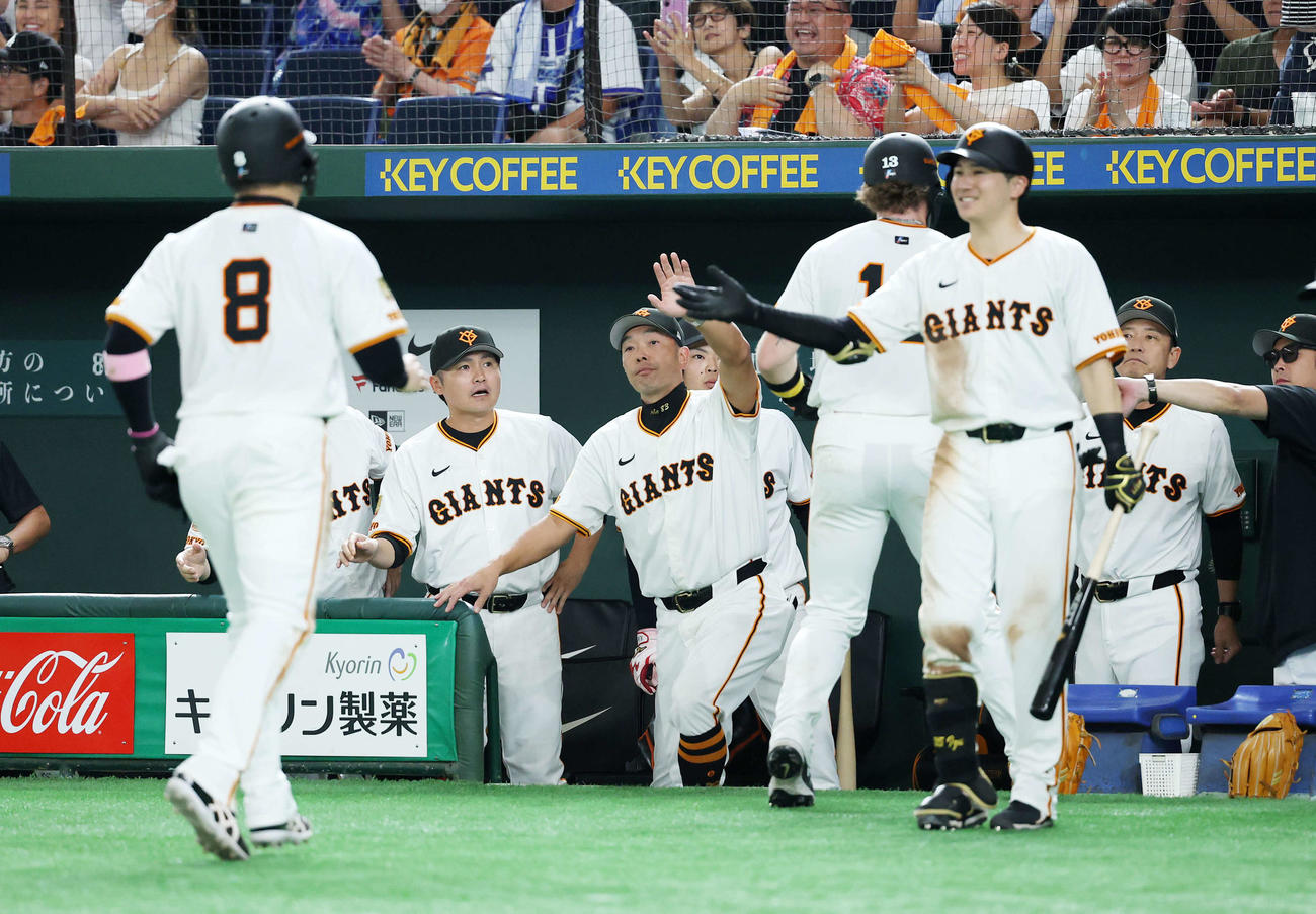 巨人対DeNA 6回裏巨人2死二、三塁、岸田の右越え適時二塁打で生還したキャベッジを迎える阿部監督（撮影・鈴木正人）