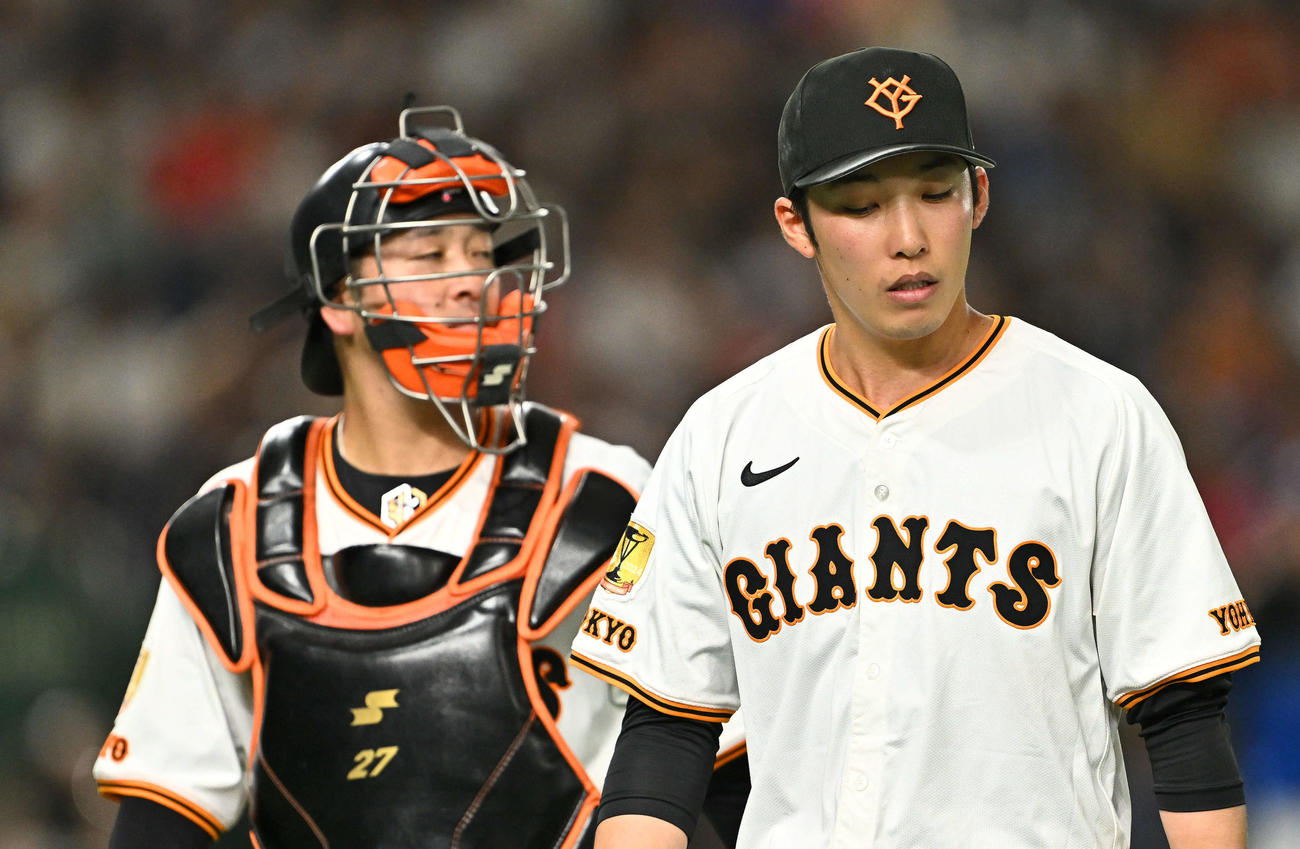 巨人対DeNA 6回表に追加点を許した巨人先発の赤星（右）と岸田は浮かない表情で引き揚げる（撮影・滝沢徹郎）