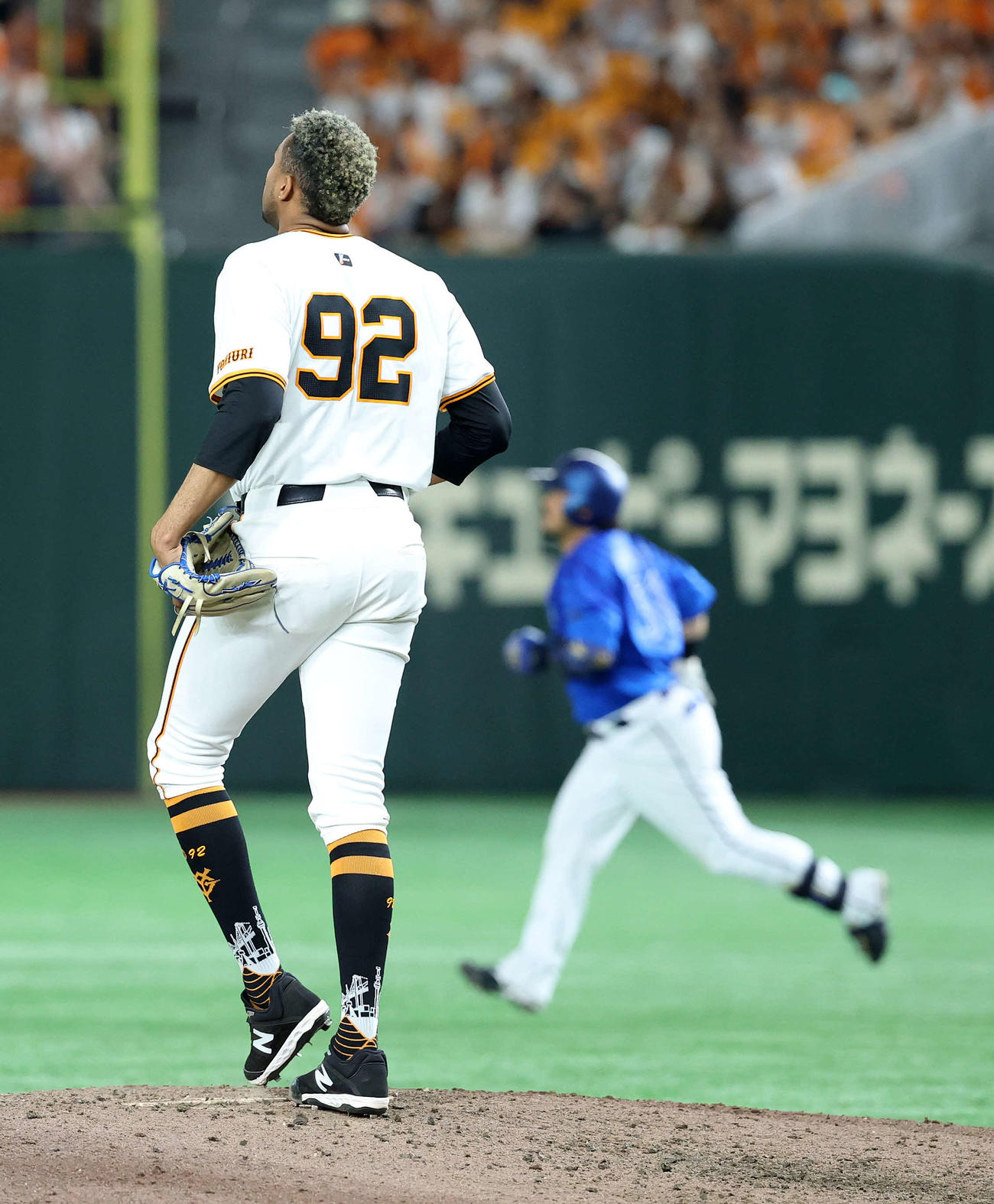 巨人対DeNA 9回表DeNA1死、宮崎（右）に左越えソロ本塁打を放たれた巨人マルティネス（撮影・鈴木正人）