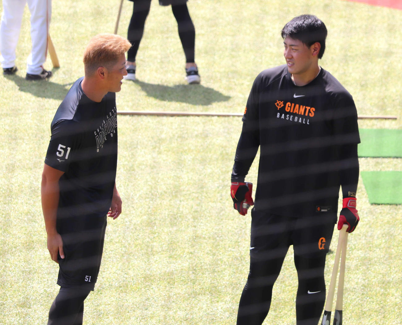 ロッテ2軍戦の試合前にロッテ山口（左から1人目）と談笑する巨人岡本