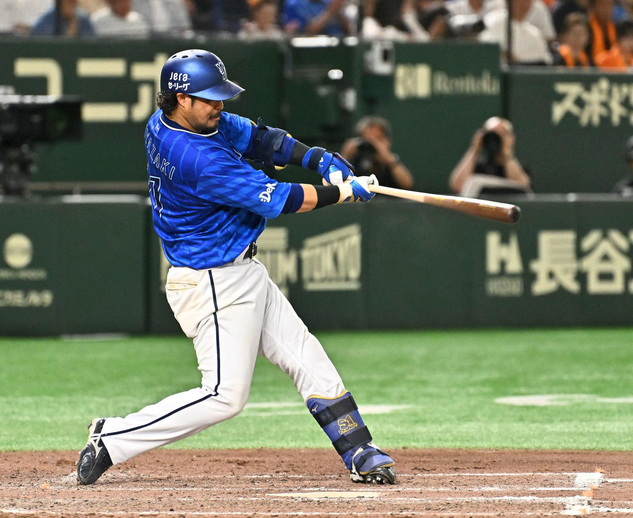 巨人対DeNA 9回表DeNA1死、宮崎は左越えソロ本塁打を放つ（撮影・滝沢徹郎）