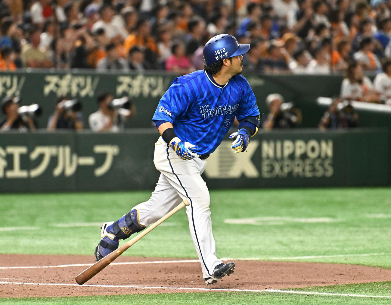 巨人対DeNA 9回表DeNA1死、宮崎は左越えソロ本塁打を放つ（撮影・滝沢徹郎）