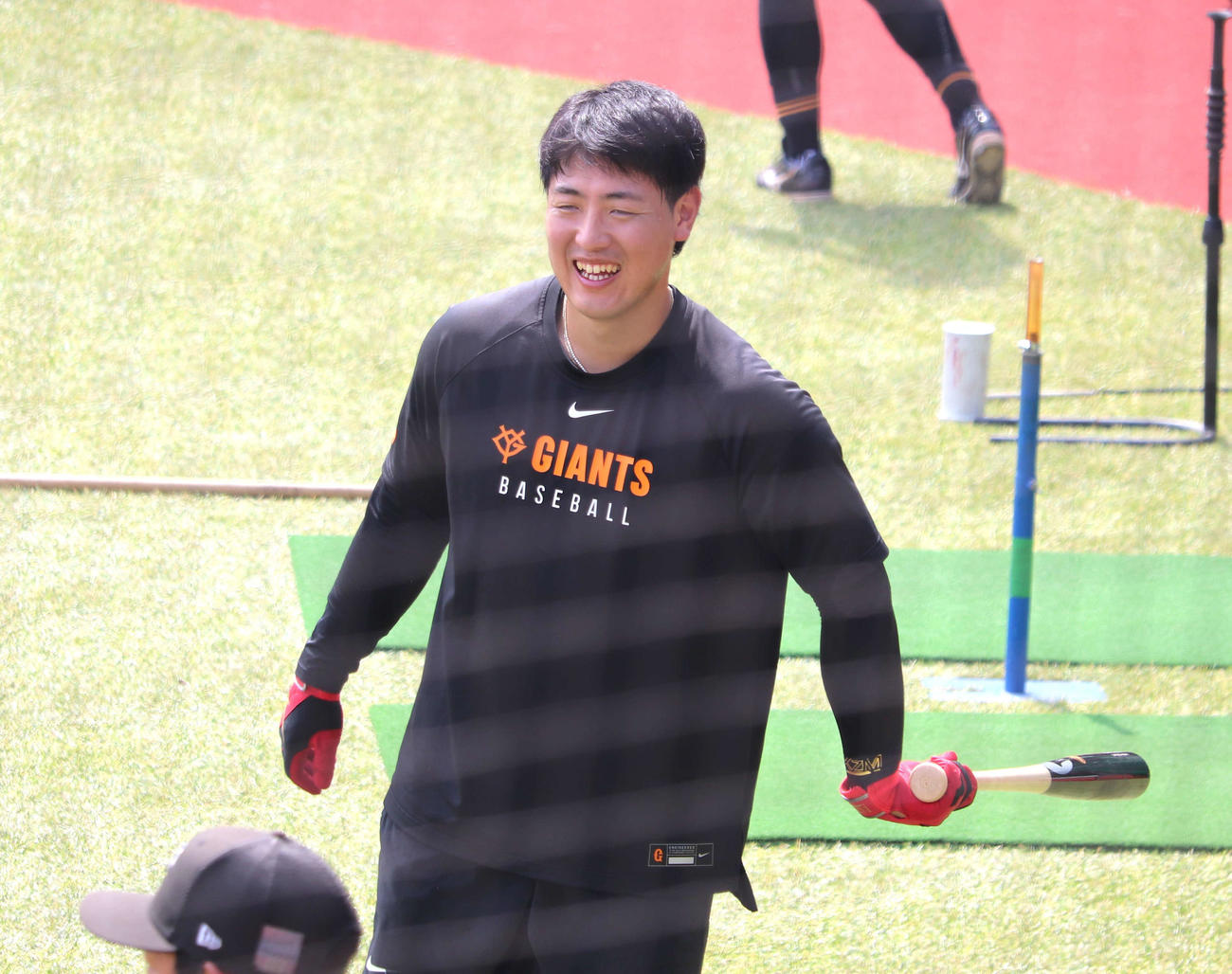 ロッテ2軍戦の試合前に笑顔を見せる巨人岡本