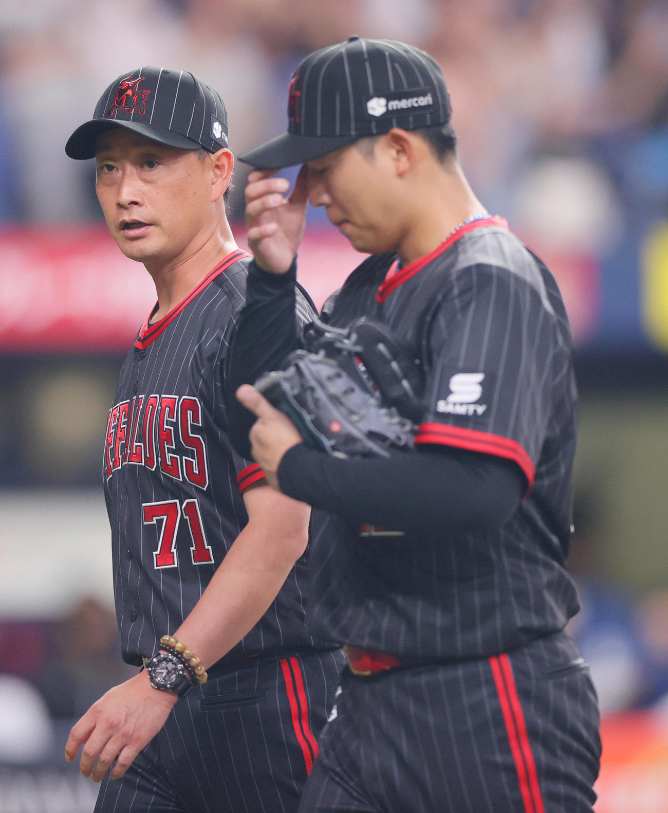 オリックス対日本ハム　4回表日本ハム1死二塁、岸田監督（左）は交代を告げた椋木に話しながらベンチに引き上げる（撮影・上山淳一）