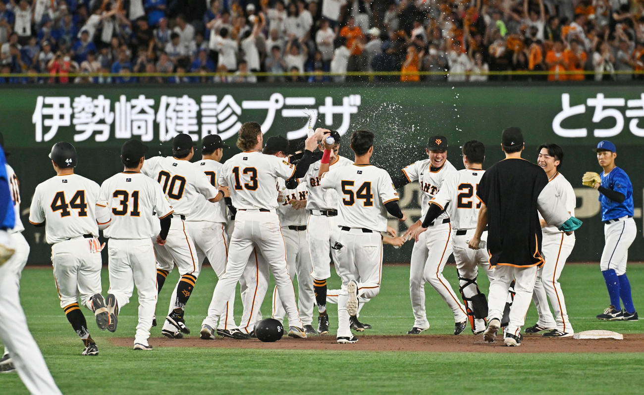 巨人対DeNA 9回裏、サヨナラ勝ちし喜ぶ巨人の選手たち（撮影・滝沢徹郎）