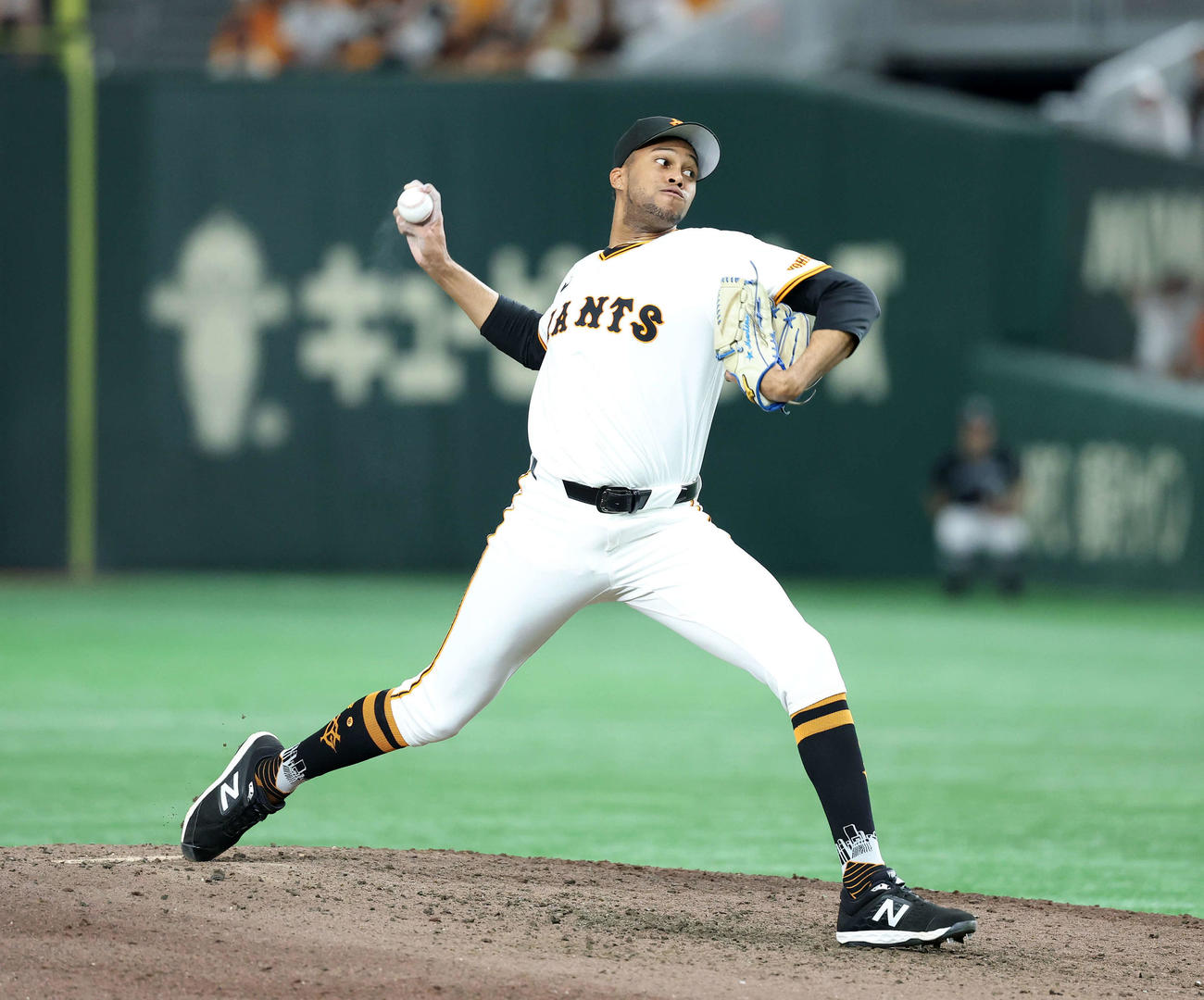 巨人対DeNA　力投する巨人3番手のマルティネス（撮影・鈴木正人）
