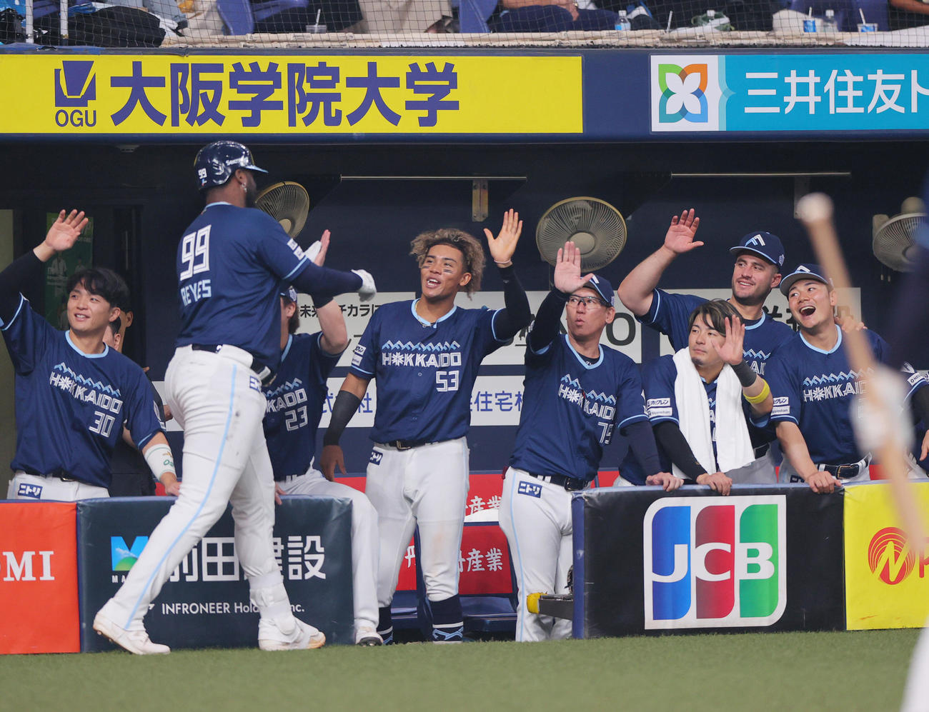オリックス対日本ハム　4回表日本ハム2死一塁、レイエス（手前）は中越え2点本塁打を放ち祝福を受ける（撮影・上山淳一）
