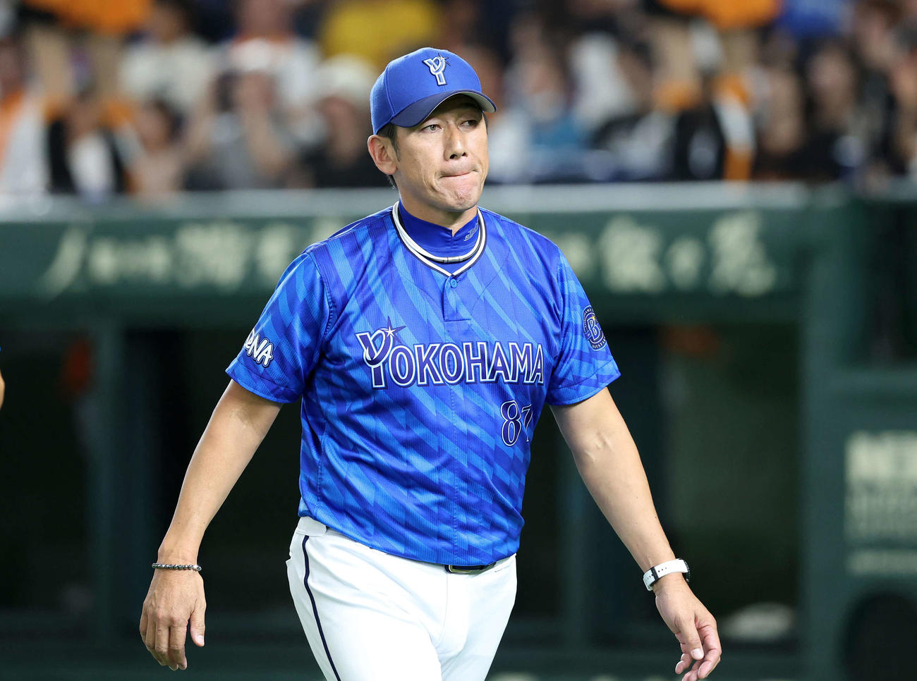 巨人対DeNA 7回裏、投手交代を告げベンチに引き揚げるDeNA三浦監督（撮影・鈴木正人）