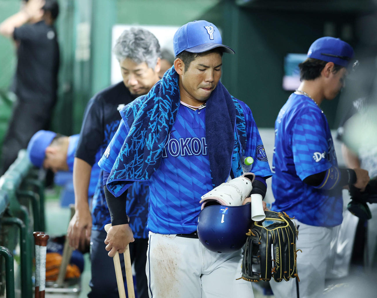 巨人対DeNA　敗戦し引き揚げるDeNA桑原（撮影・鈴木正人）