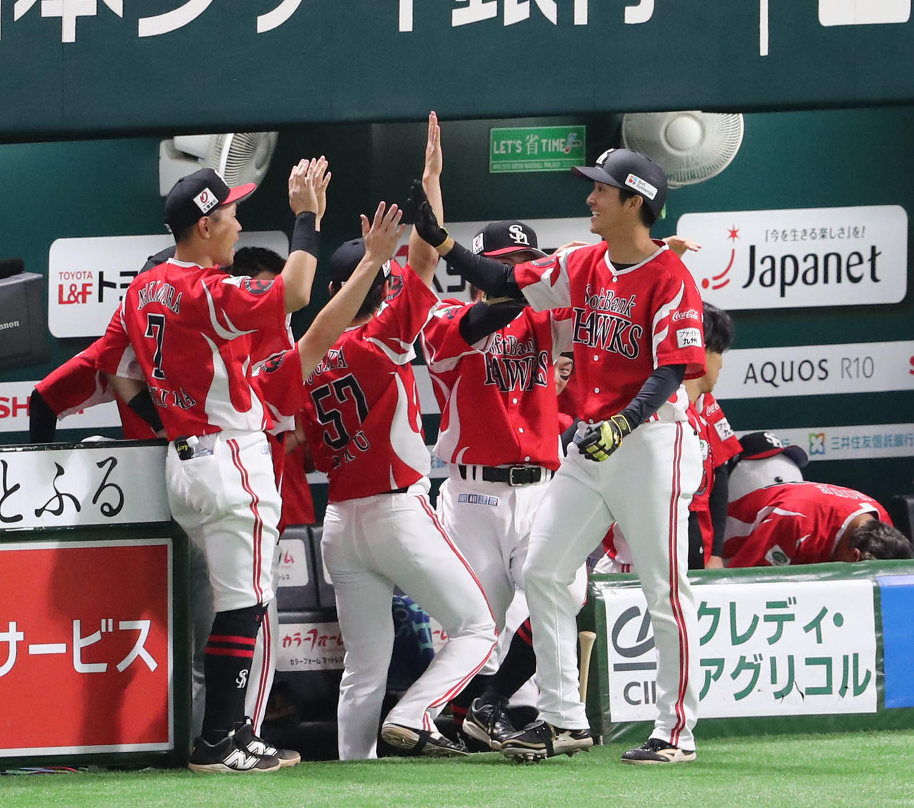 ソフトバンク対楽天　1回裏ソフトバンク1死、柳町は中越えに先制本塁打を放ちベンチのナインとハイタッチ（撮影・梅根麻紀）