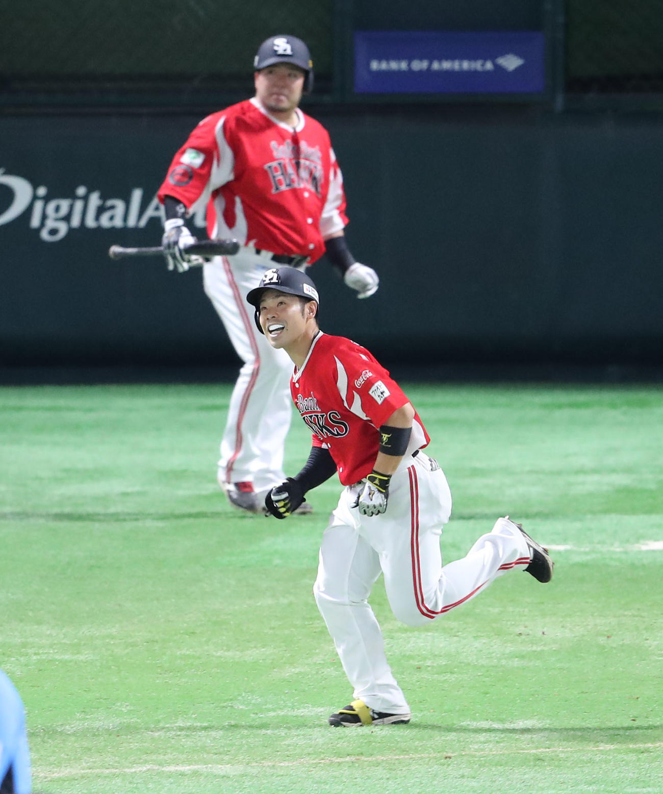 ソフトバンク対楽天　5回裏ソフトバンク1死一塁、近藤は右越えに2点本塁打を放ち笑顔を見せる（撮影・梅根麻紀）