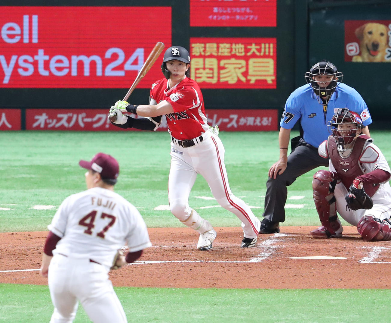 ソフトバンク対楽天　2回裏ソフトバンク2死一、二塁、周東は中前適時打を放つ（撮影・梅根麻紀）