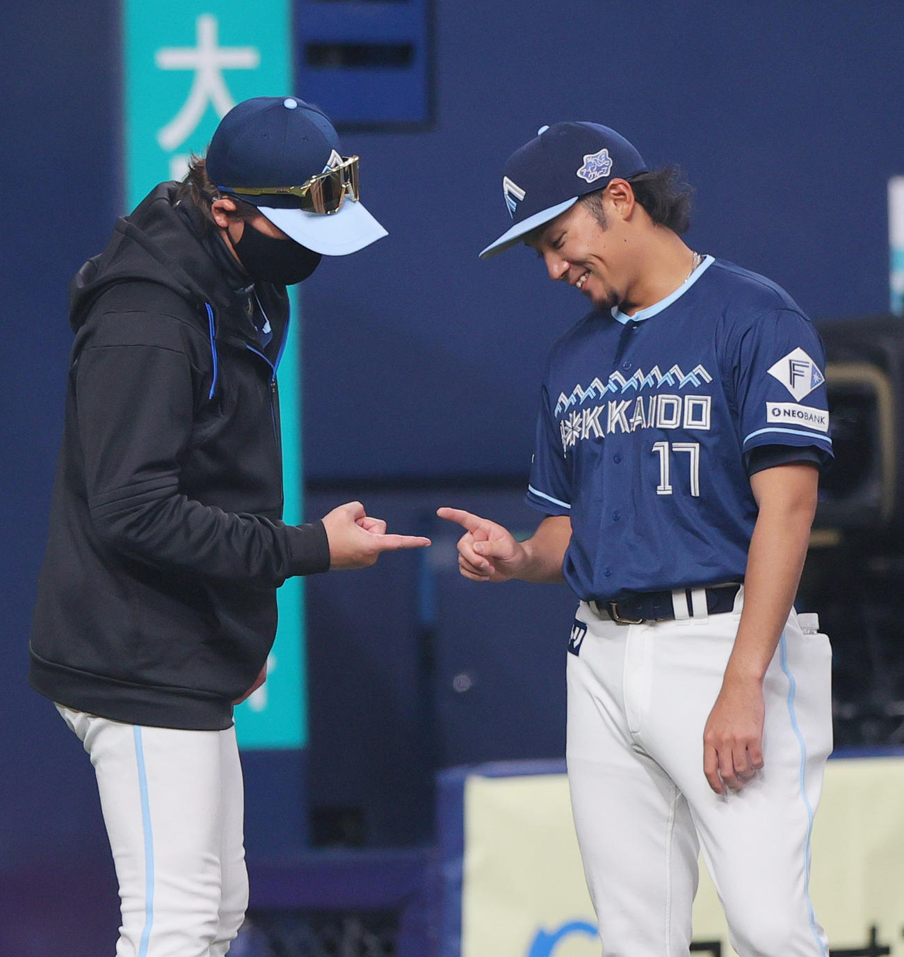 オリックス対日本ハム　オリックスから勝利を挙げた伊藤（右）と指タッチする新庄監督（撮影・上山淳一）