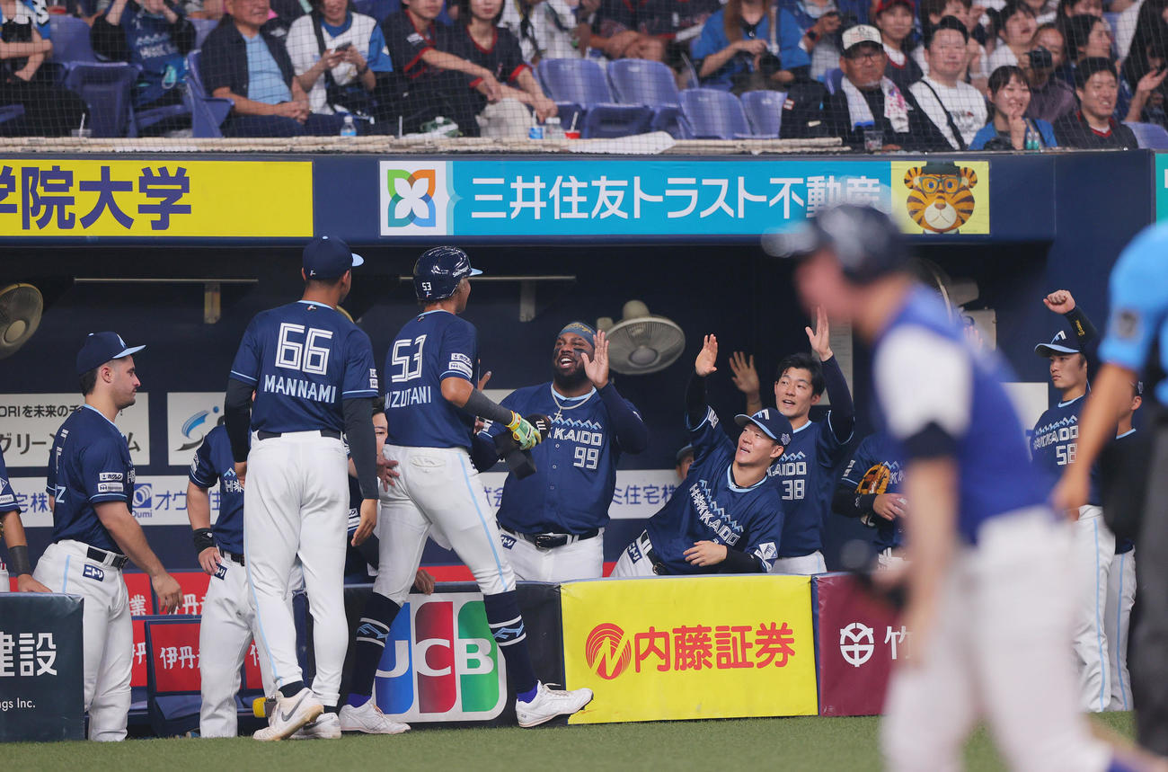 オリックス対日本ハム　3回表日本ハム1死一、三塁、三走水谷（手前右）は五十幡の中前適時打で生還しナインの祝福を受ける（撮影・上山淳一）