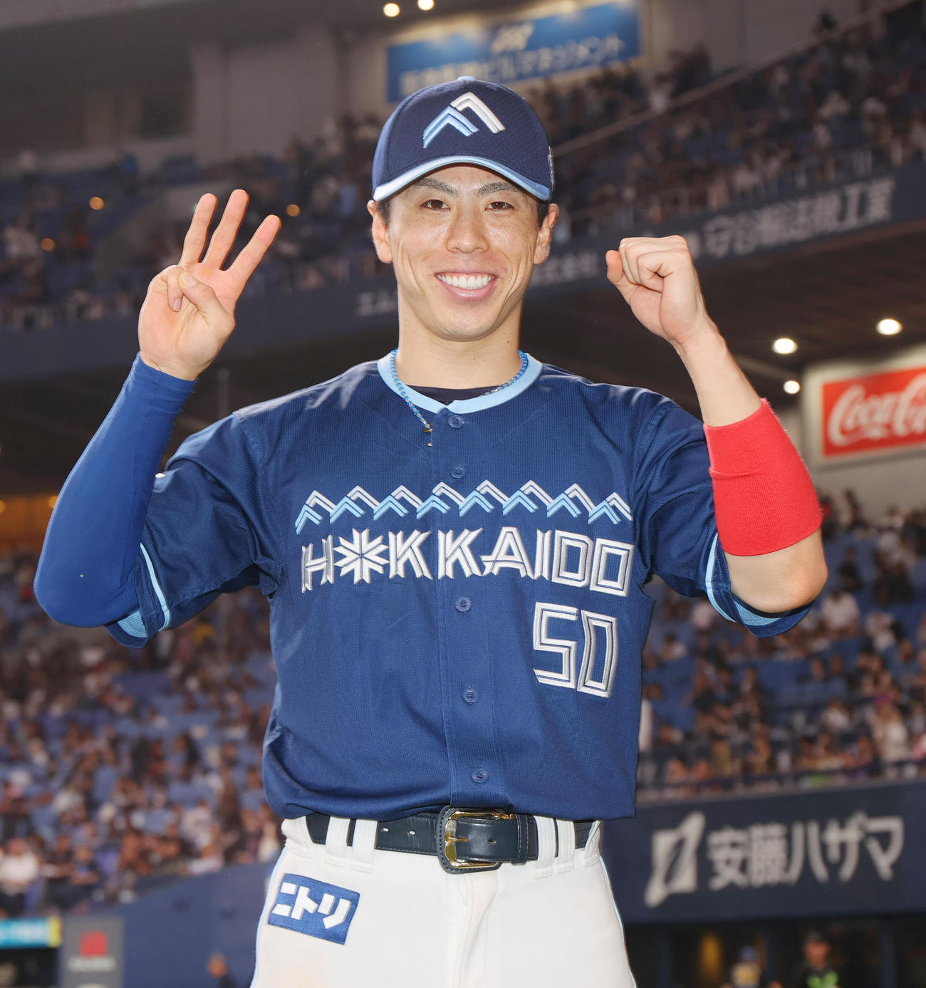 オリックス対日本ハム　3安打を放ちヒーローの日本ハム五十幡は笑顔でポーズを決める（撮影・上山淳一）