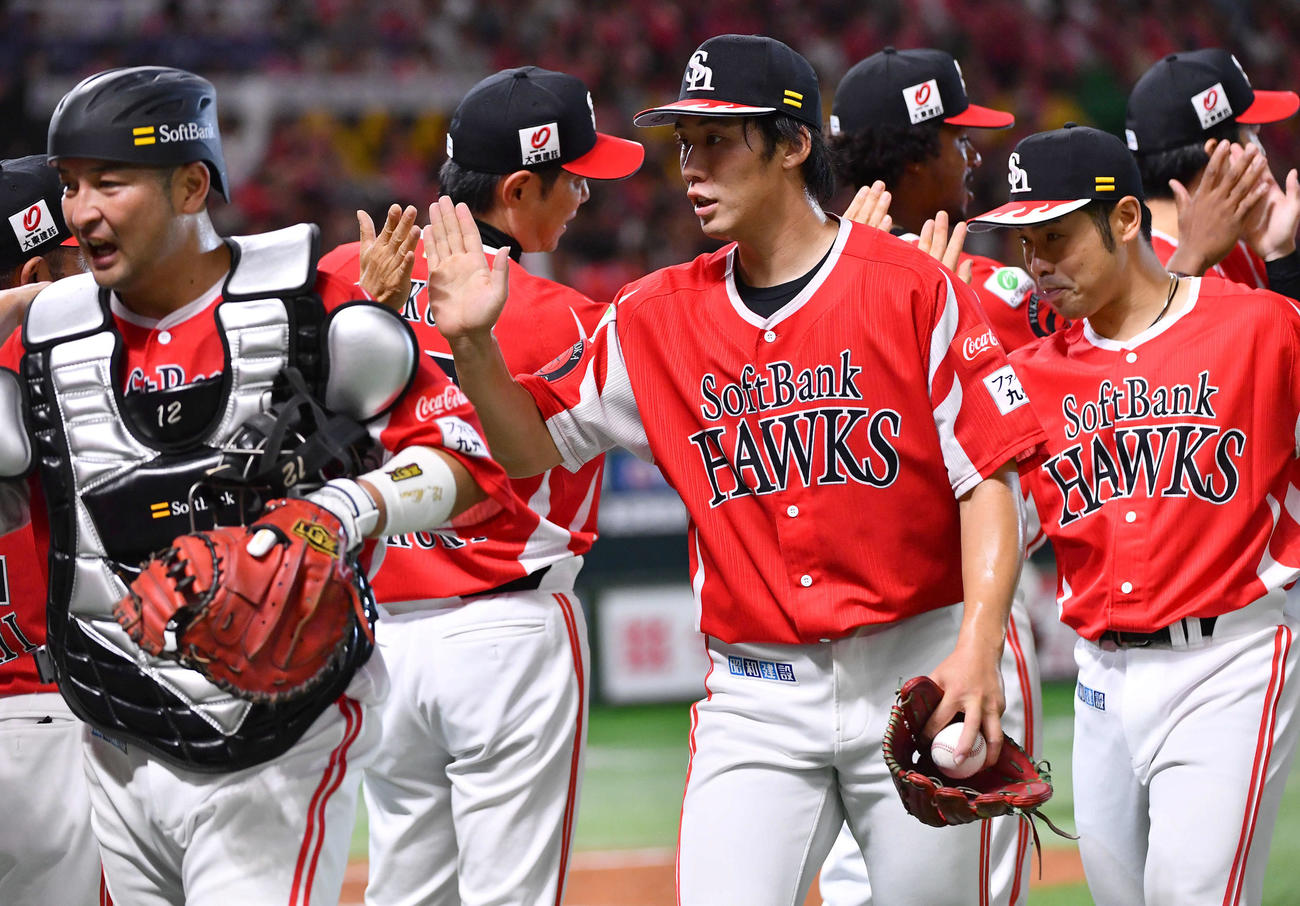 ソフトバンク対楽天　プロ初登板で最終回を締めた宮崎（中央）はナインとハイタッチする（撮影・岩下翔太）