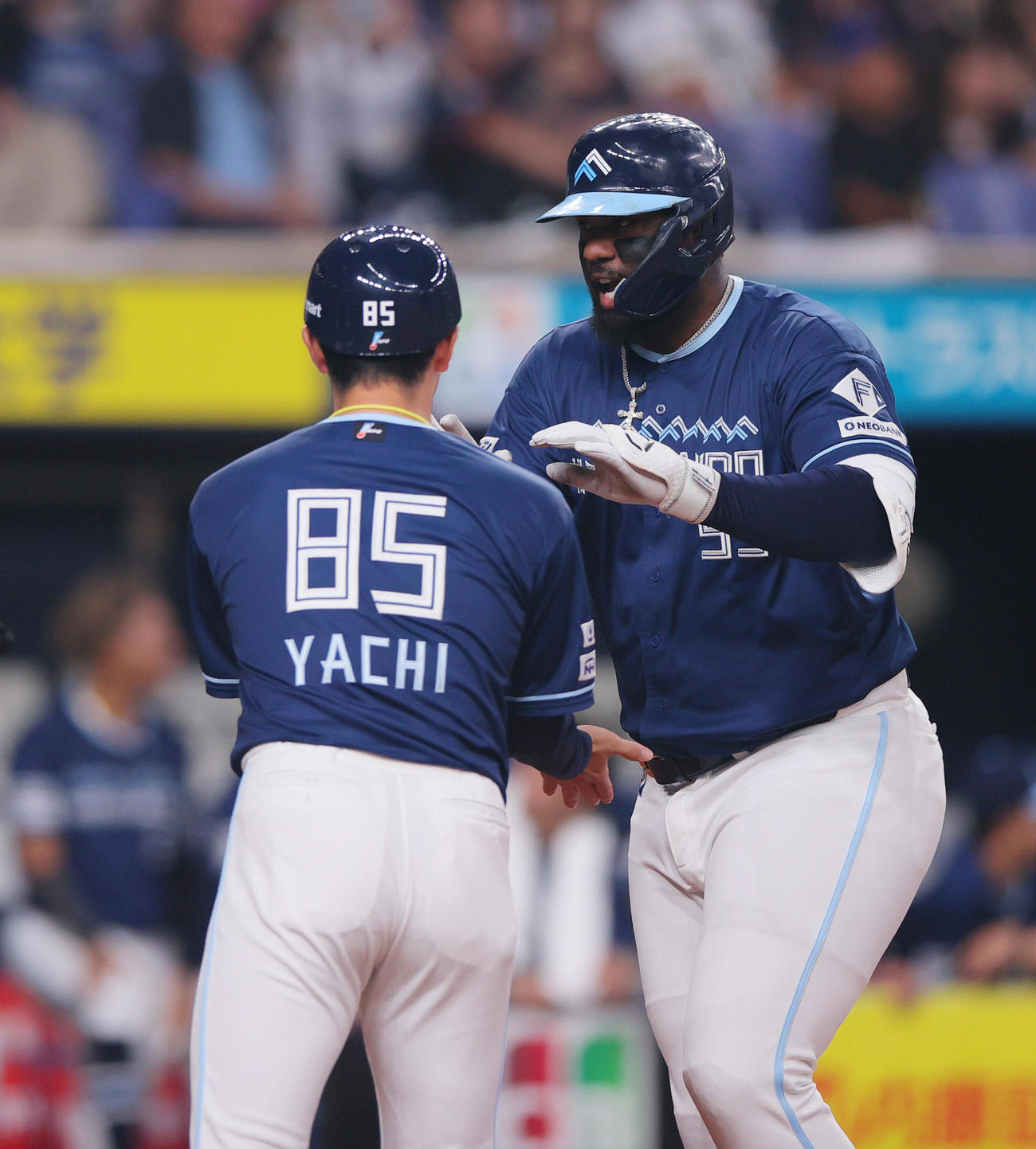 オリックス対日本ハム　4回表日本ハム2死一塁、レイエスは中越え2点本塁打を放ち生還する（撮影・上山淳一）