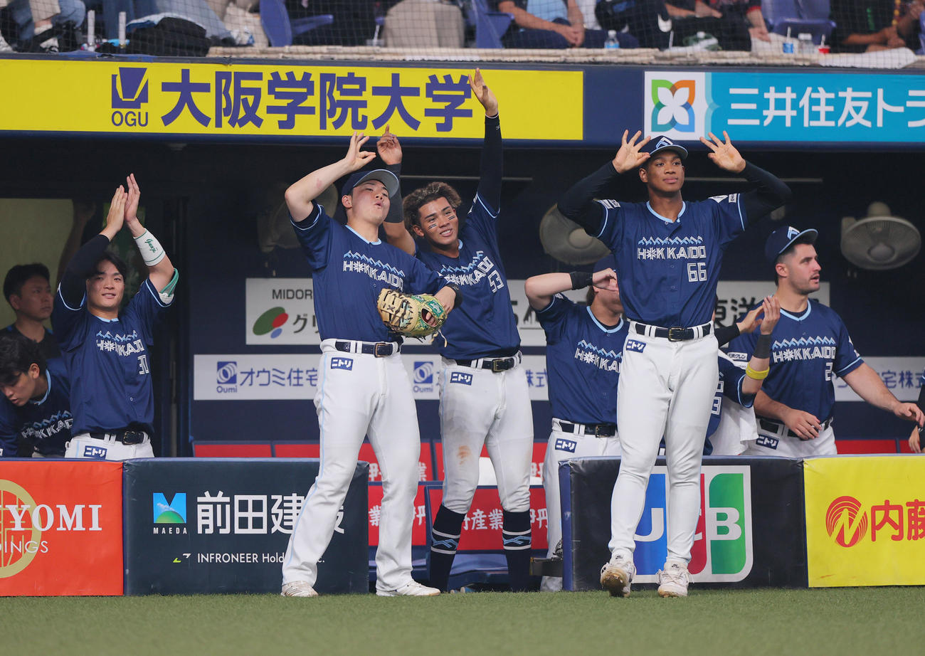 オリックス対日本ハム　3回表日本ハム2死満塁、レイエスの左前適時打で盛り上がる日本ハムの選手ら（撮影・上山淳一）
