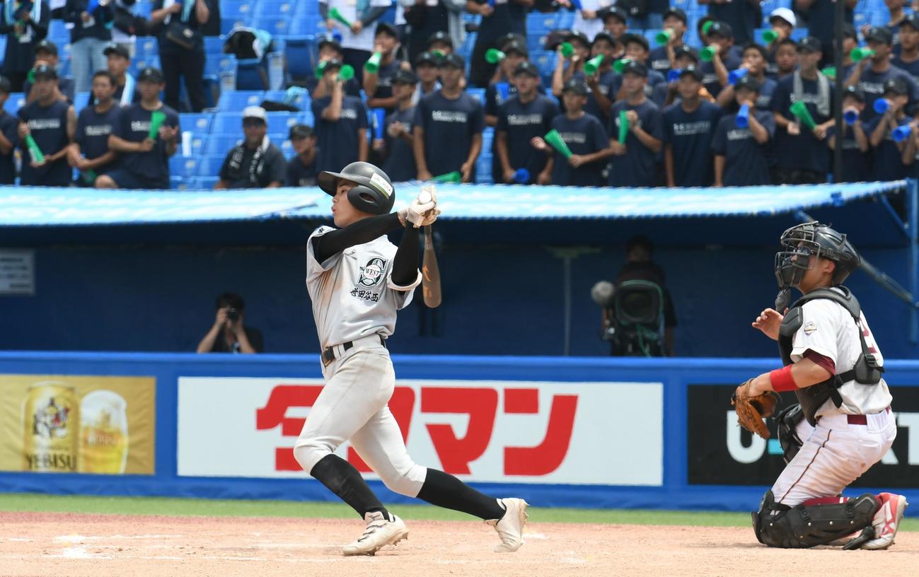 5回裏1死満塁、世田谷西9番・原は後輩たちの声援の前で、3点三塁打を放った（撮影・久我悟）