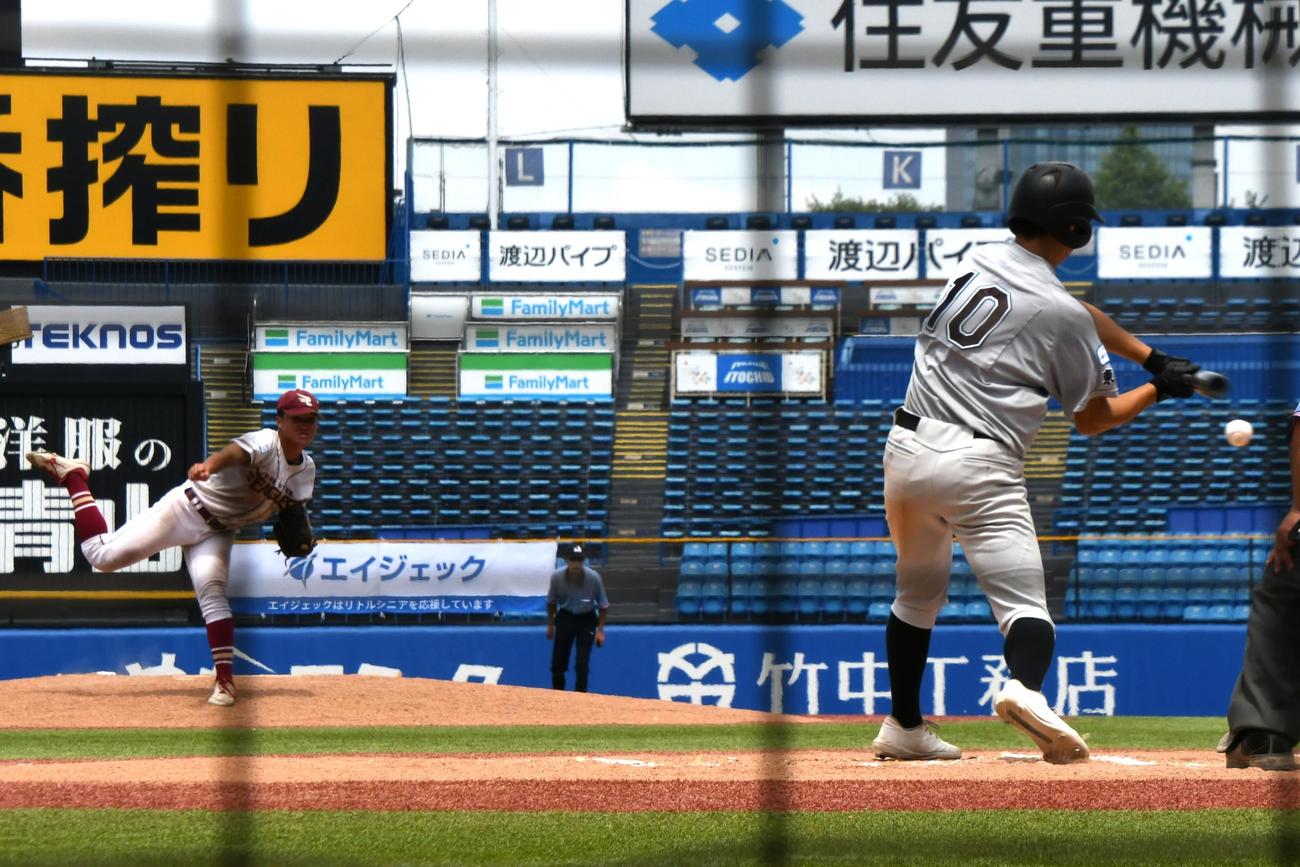 東北楽天の最終回のマウンドに上がった笠松は元木を二ゴロに打ち取った（撮影・久我悟）