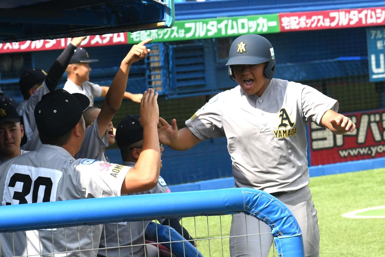 4回裏2死一塁、青森山田の高谷（右）は後藤の二塁打で生還して、ベンチの中條監督とハイタッチ（撮影・久我悟）