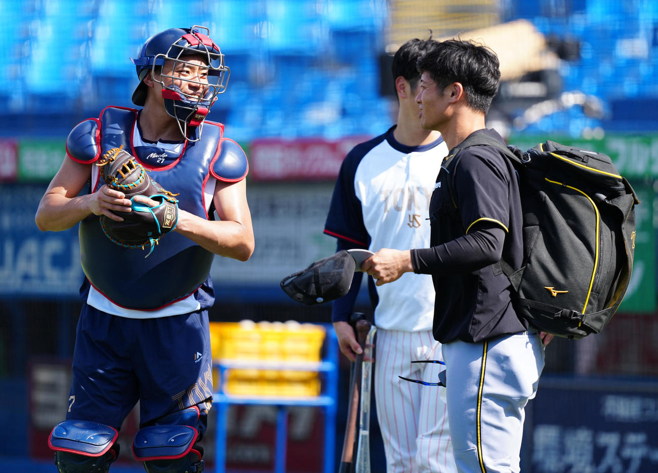 ヤクルト対阪神　試合前練習で談笑するヤクルト中村悠（左）と阪神坂本（撮影・鈴木みどり）
