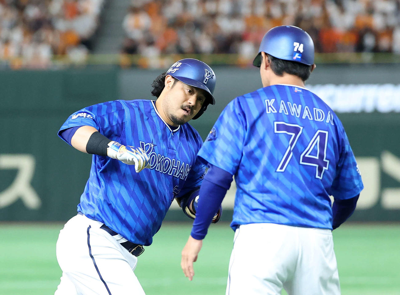 巨人対DeNA 2回表DeNA無死、宮崎（左）は左越えソロ本塁打を放ち河田コーチとタッチ（撮影・鈴木正人）