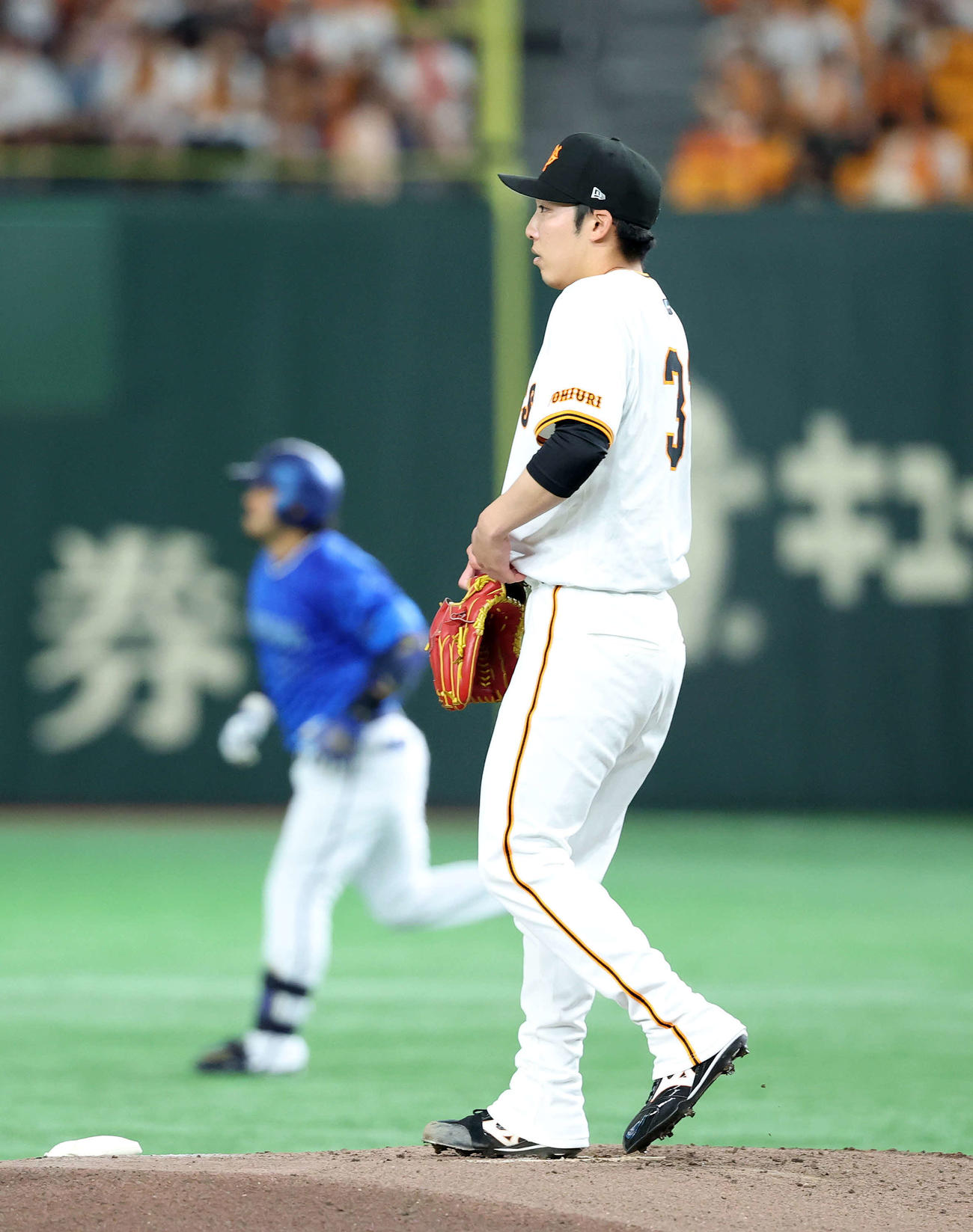 巨人対DeNA 2回表DeNA無死、宮崎（左）に左越えソロ本塁打を放たれた巨人赤星（撮影・鈴木正人）