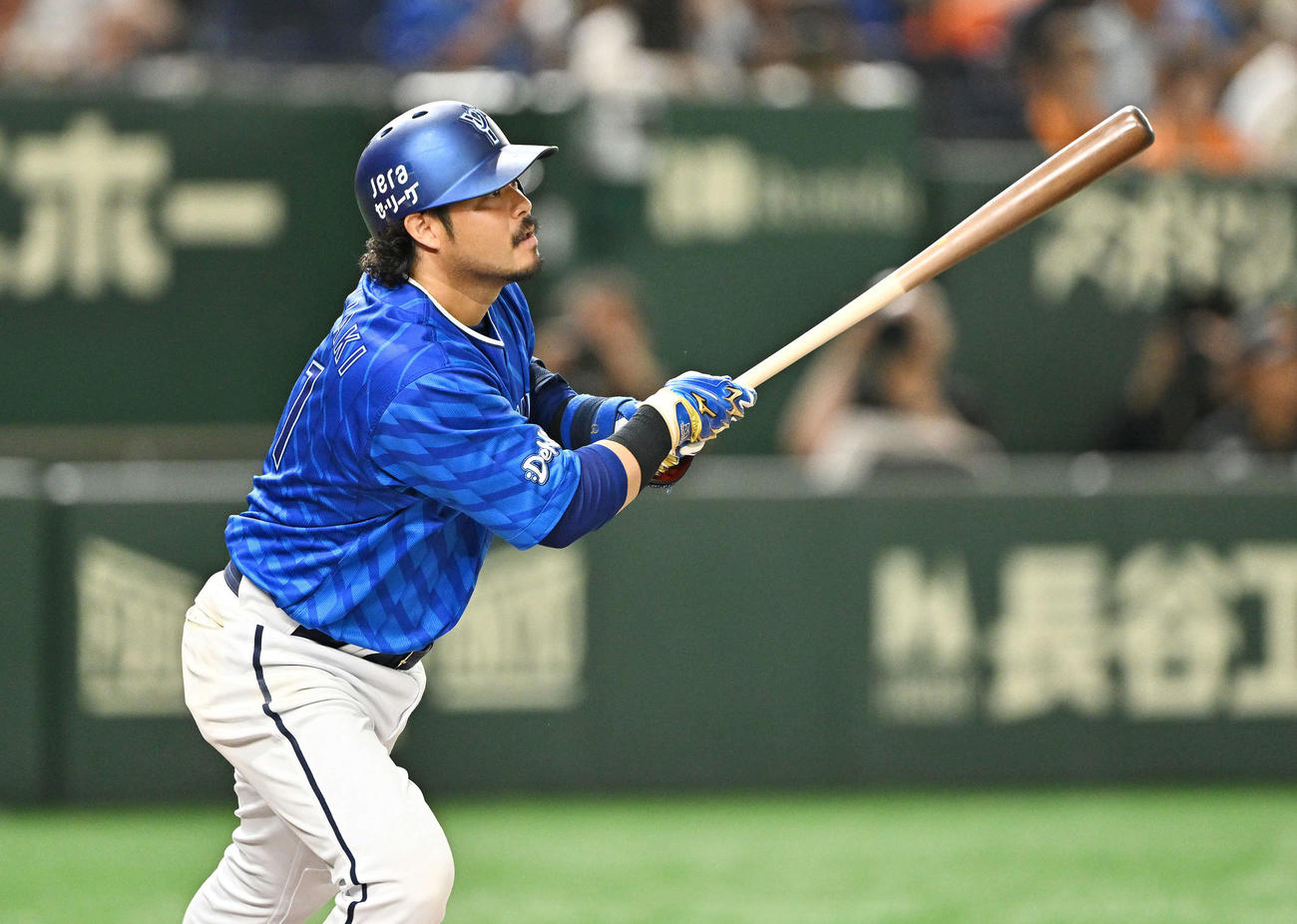 巨人対DeNA 6回表DeNA1死一、三塁、宮崎は右犠飛を放つ（撮影・滝沢徹郎）