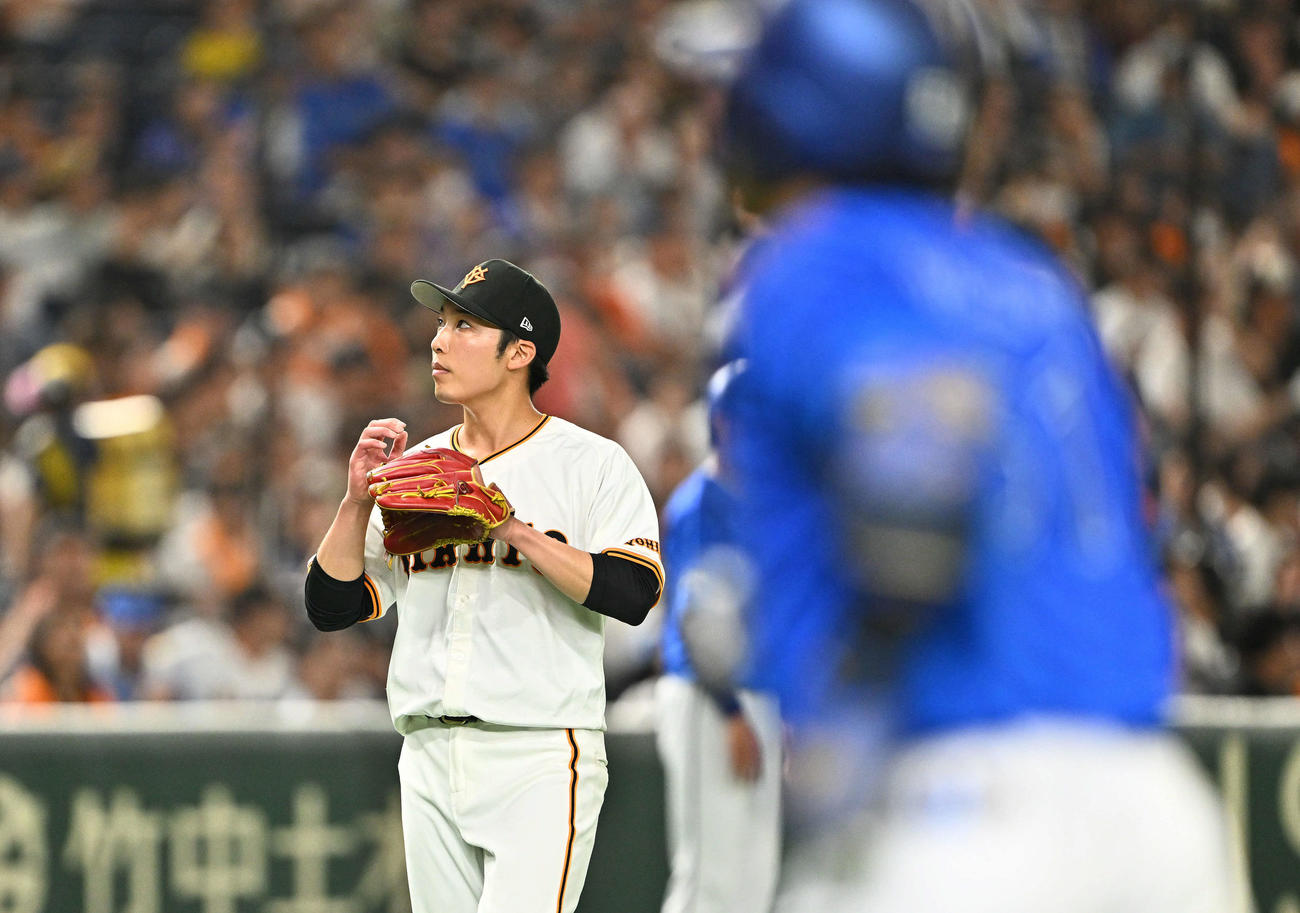 巨人対DeNA 6回表DeNA1死一、三塁、宮崎（手前）に犠飛を許す赤星（撮影・滝沢徹郎）