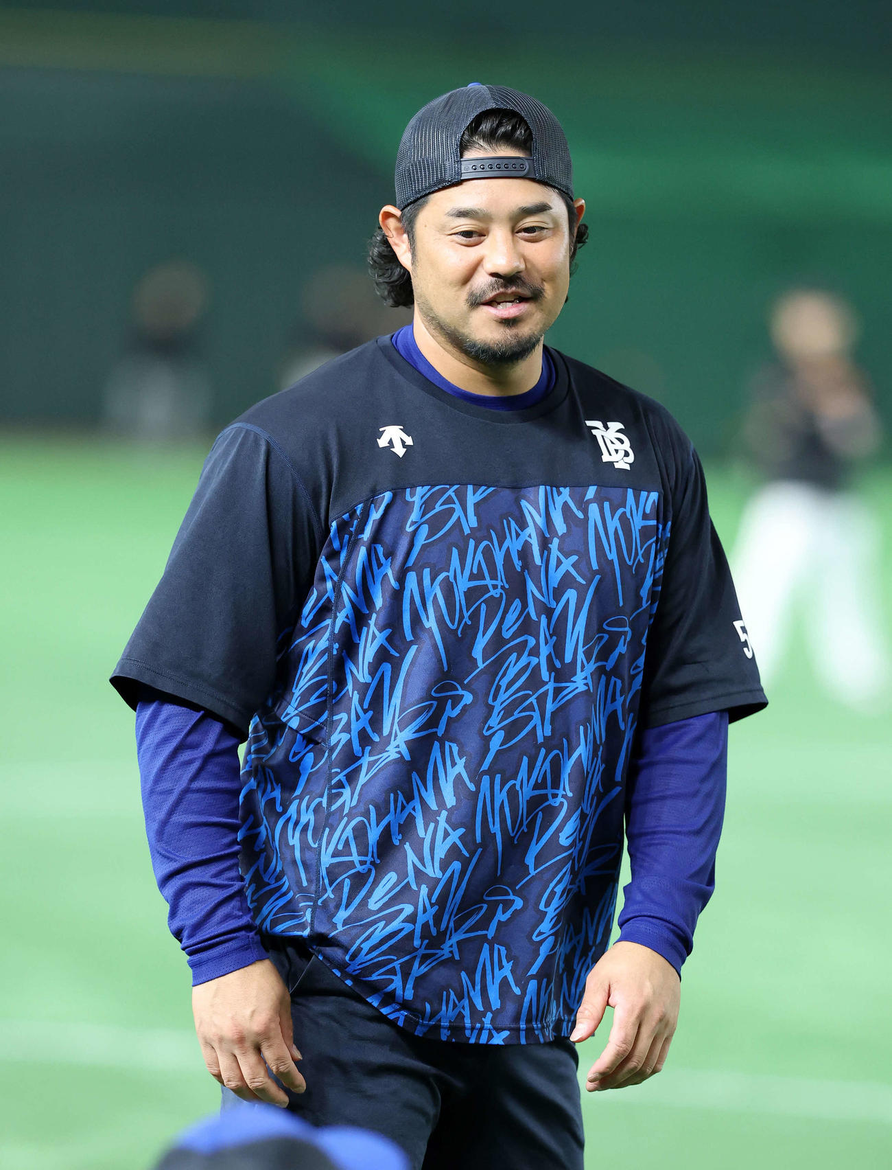 巨人対DeNA　練習に向かうDeNA宮崎（撮影・鈴木正人）