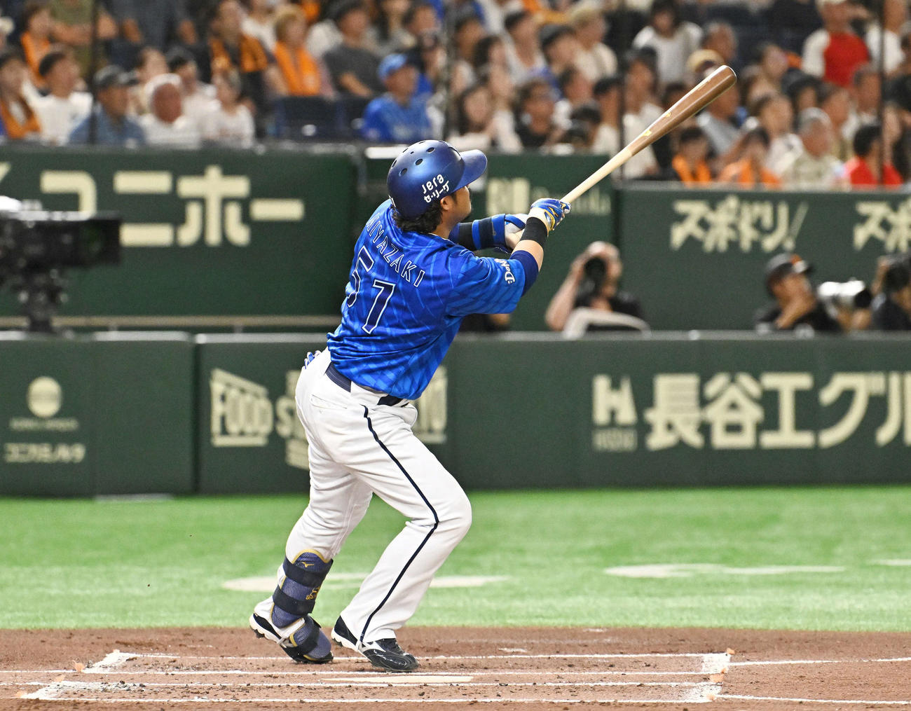 巨人対DeNA 2回表DeNA無死、宮崎は左越え先制ソロ本塁打を放つ（撮影・滝沢徹郎）