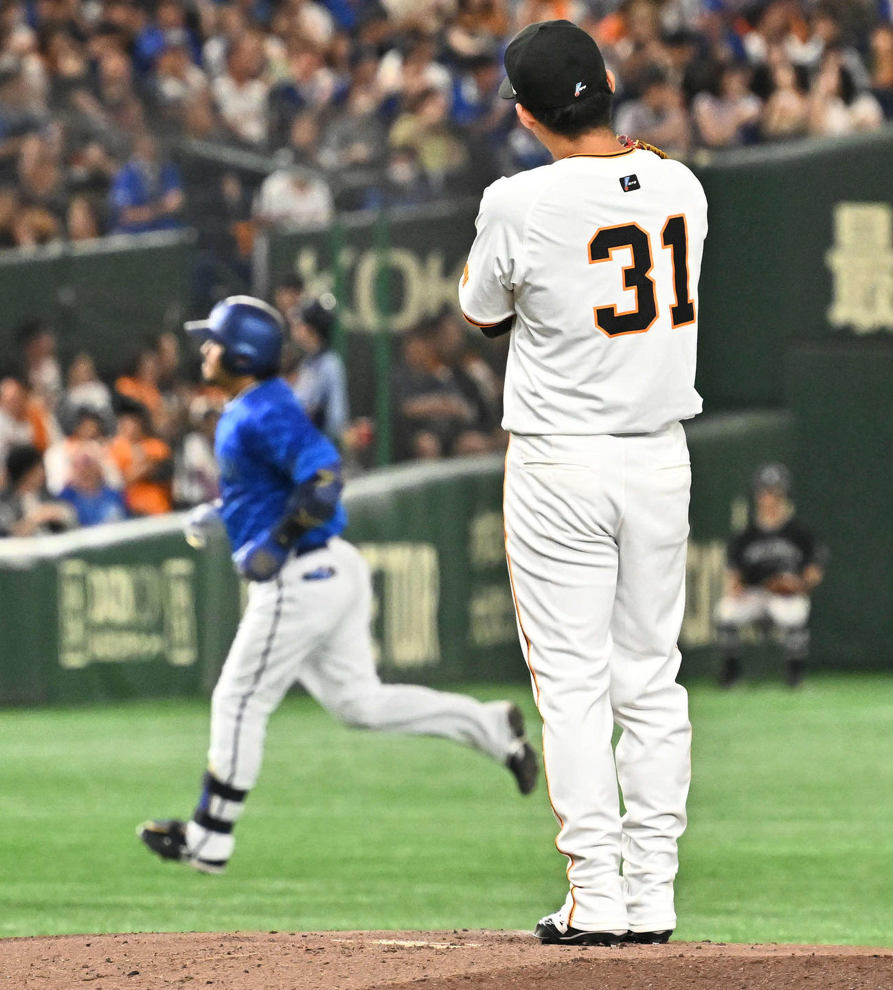 巨人対DeNA 2回表DeNA無死、宮崎（後方）に先制ソロ本塁打を許す赤星（撮影・滝沢徹郎）