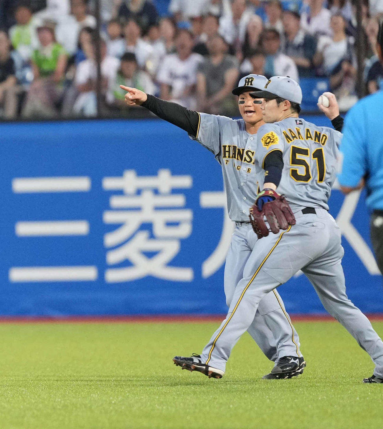 ヤクルト対阪神　2回裏ヤクルト1死一、二塁、三塁に送球する中野（撮影・井上学）