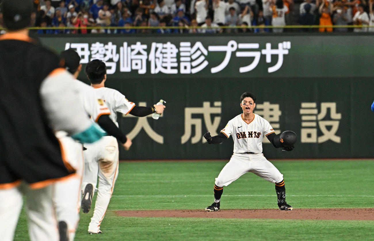 巨人対DeNA 9回裏巨人2死二塁、サヨナラ二塁打を放ち喜ぶ若林（後方）（撮影・滝沢徹郎）